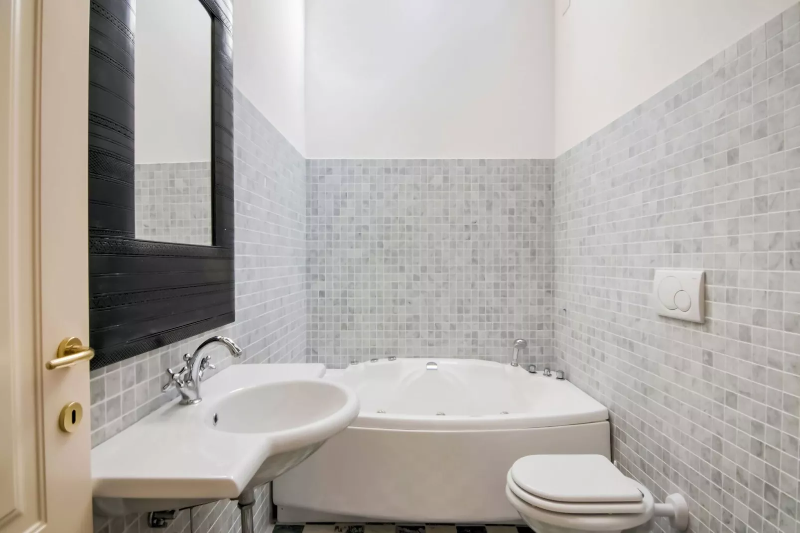 Gardenia-Bathroom