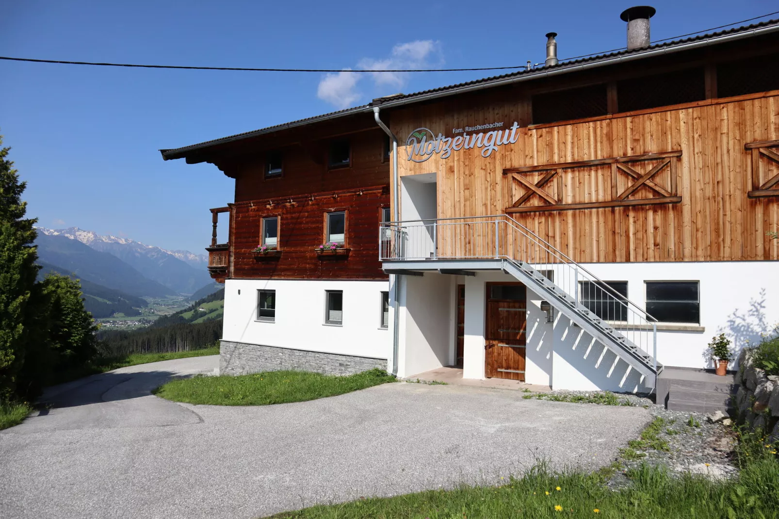 Motzerngut-Exterior summer