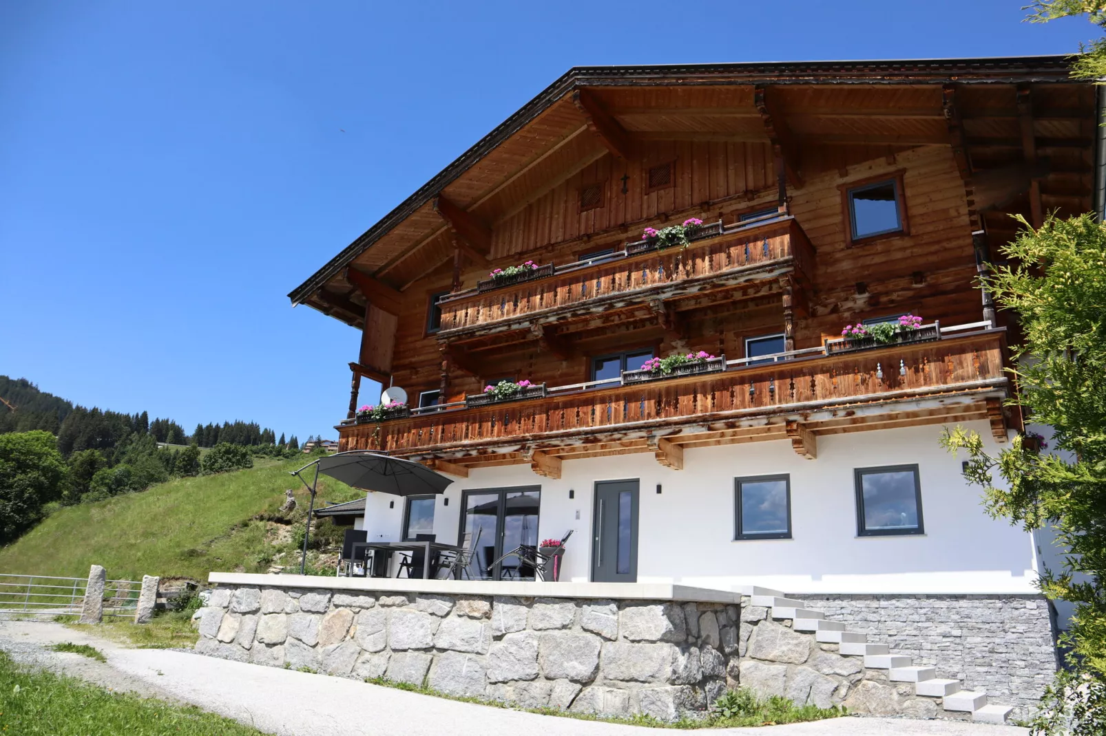 Motzerngut-Exterior summer
