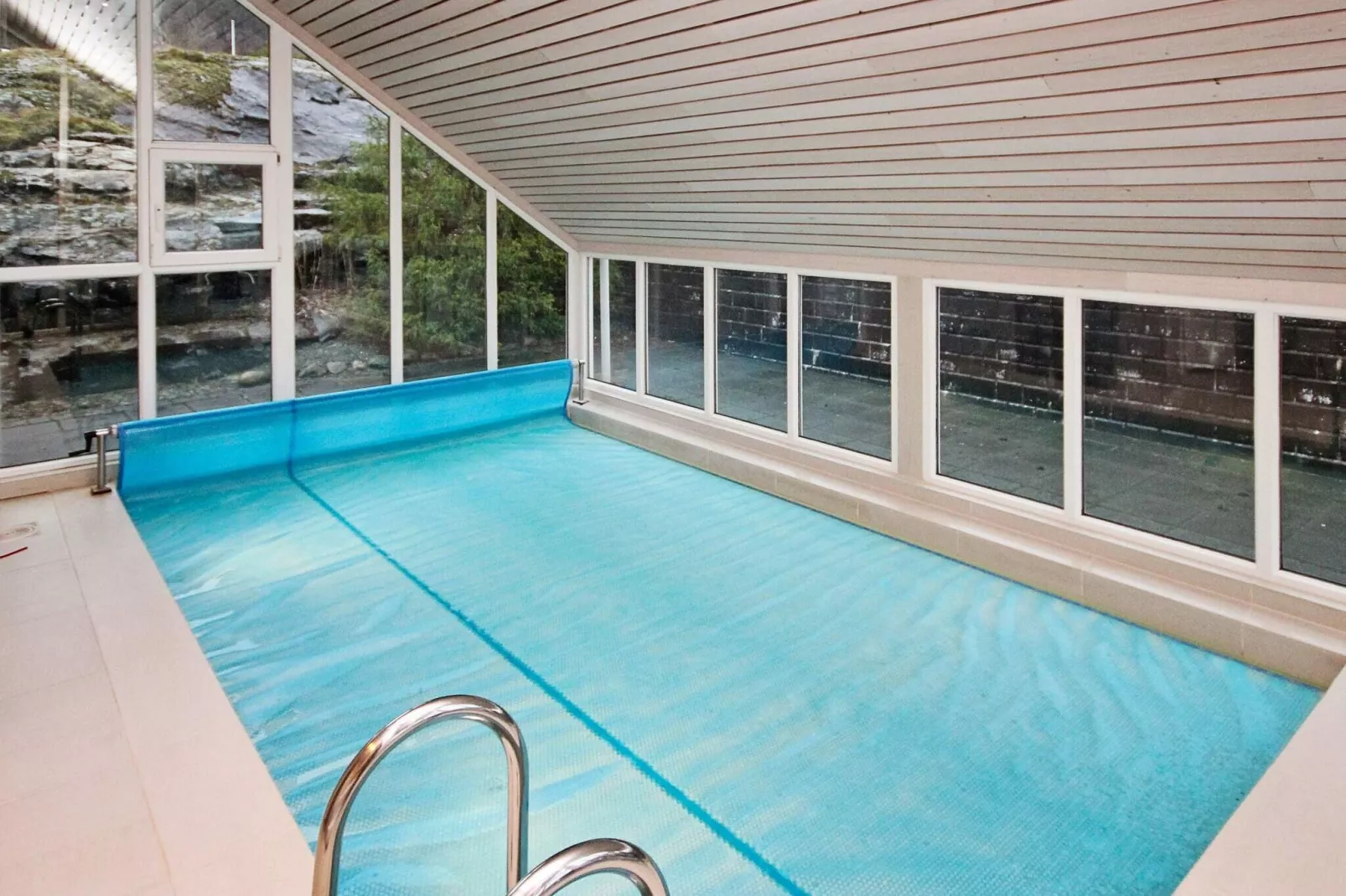 ODIN 30523-Schwimmbad