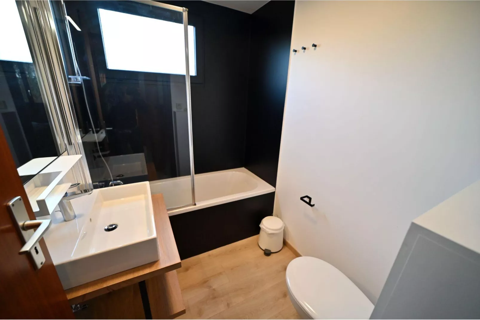 Le Refuge-Bathroom