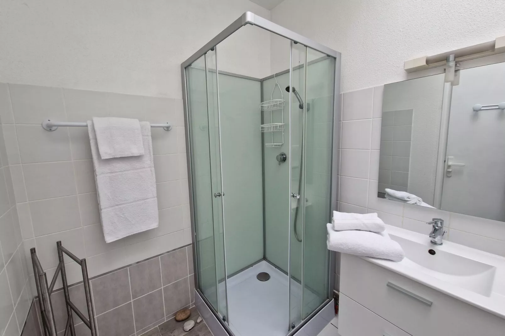 Apartment in top location with fantastic sea view Primel Plougasnou-Bathroom