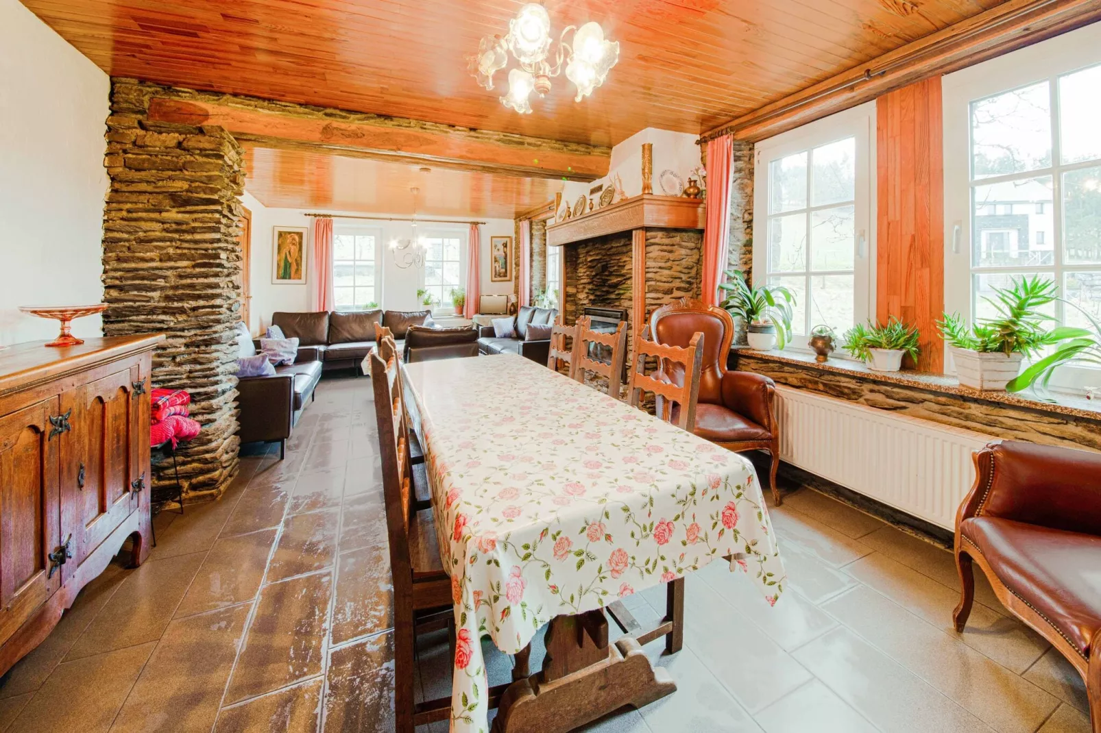 A Tchappe Mele-Dining room