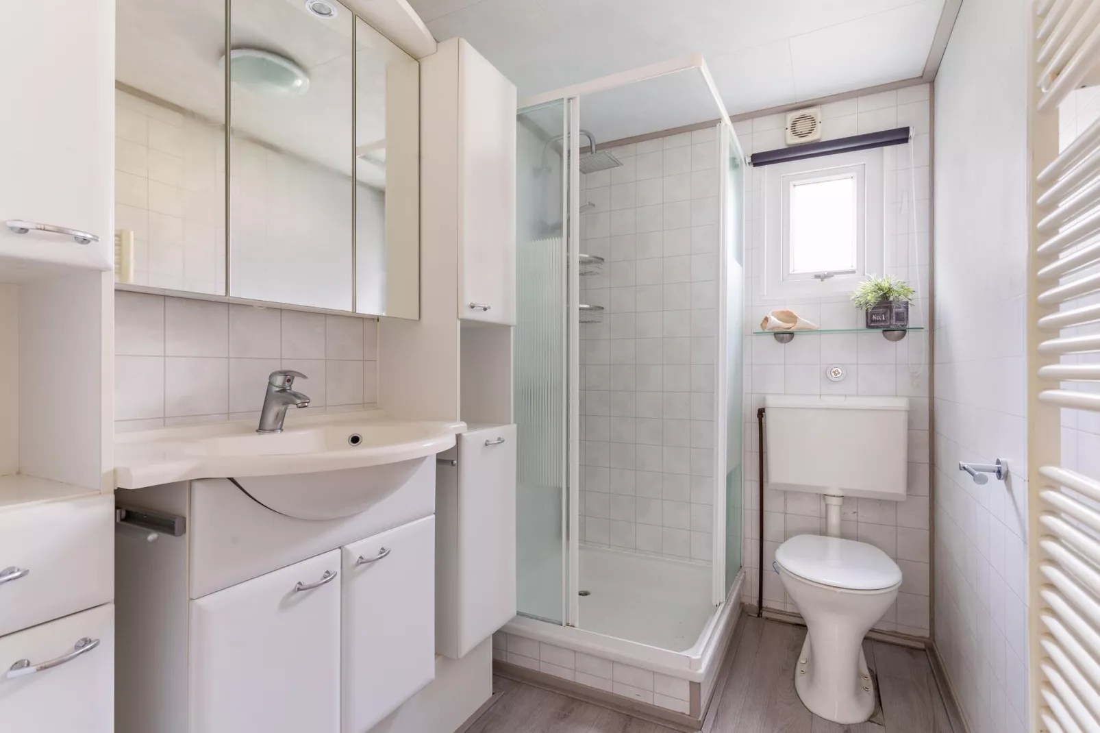 Flo's Home-Bathroom
