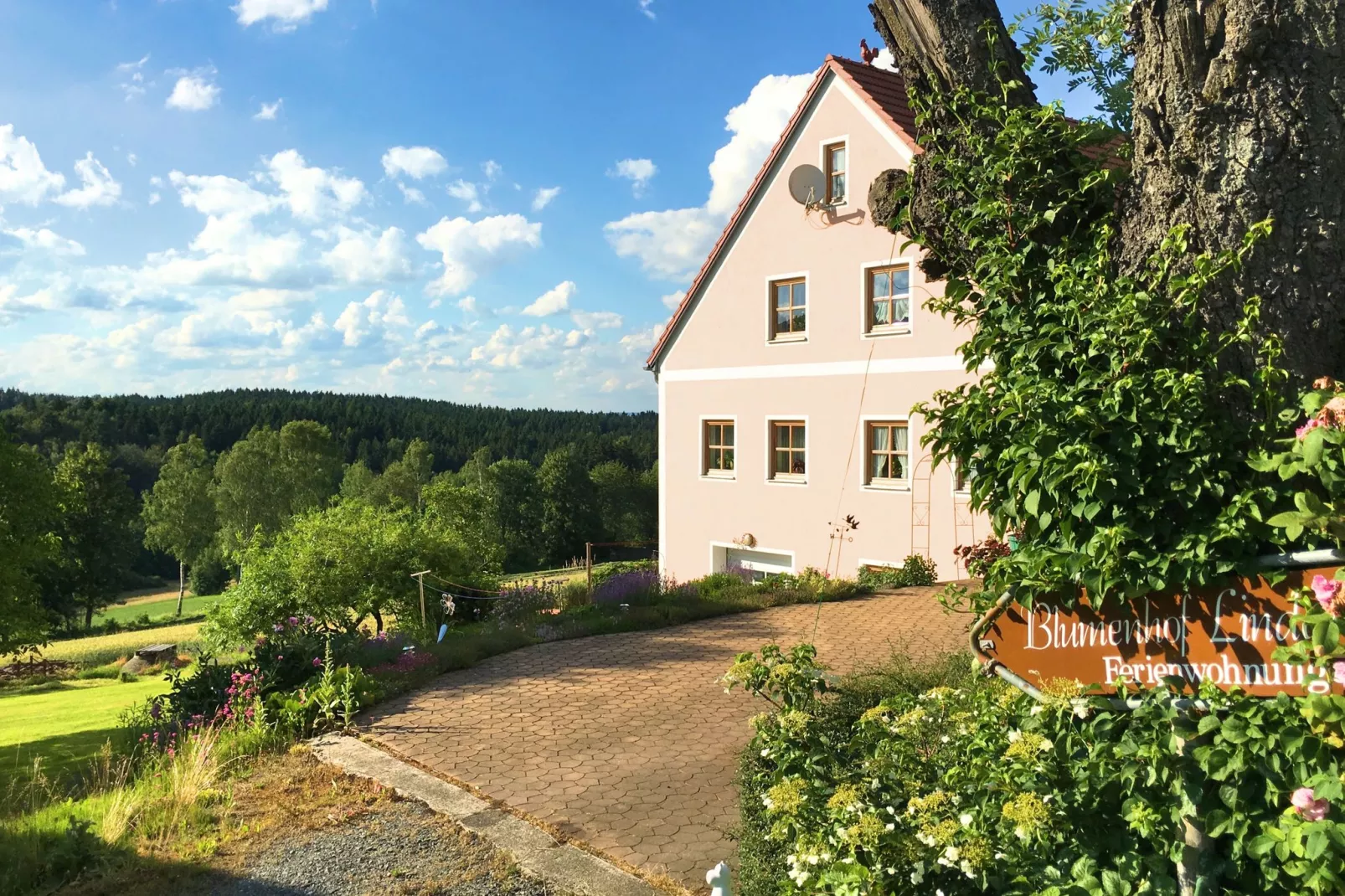 Blumenhof-Exterior summer