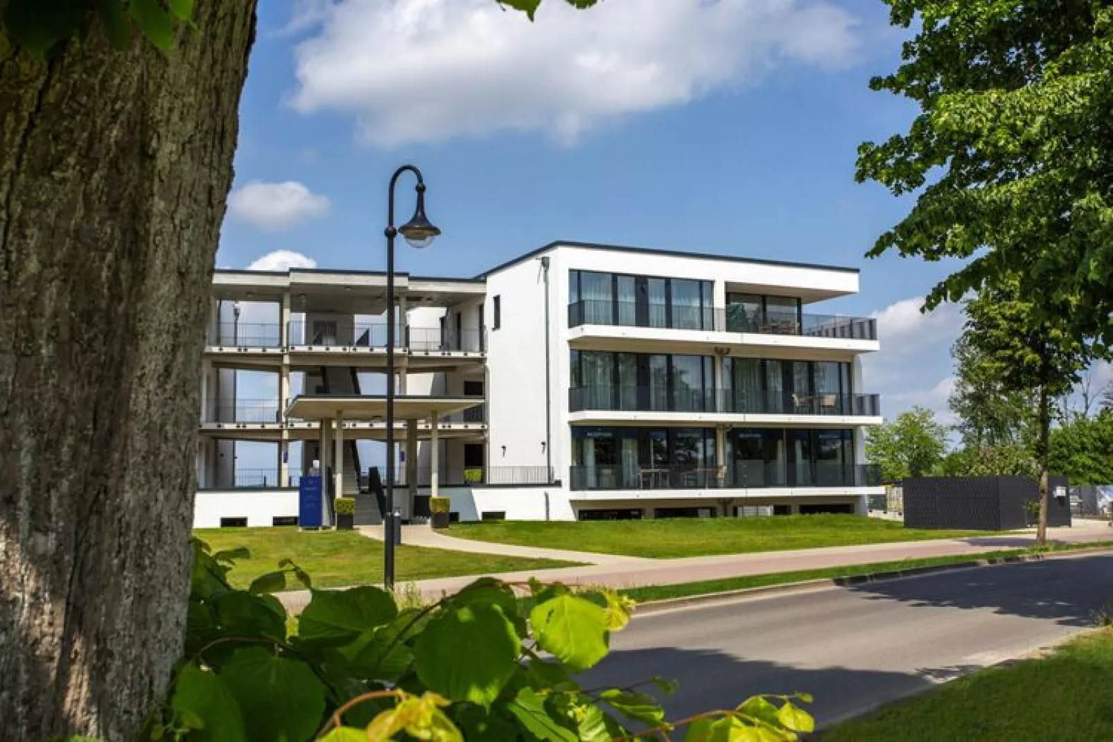 Apartments im MAREMÜRITZ Yachthafen Resort & Spa / Fortuna Suite Müritzblick 3 Personen-Extérieur été