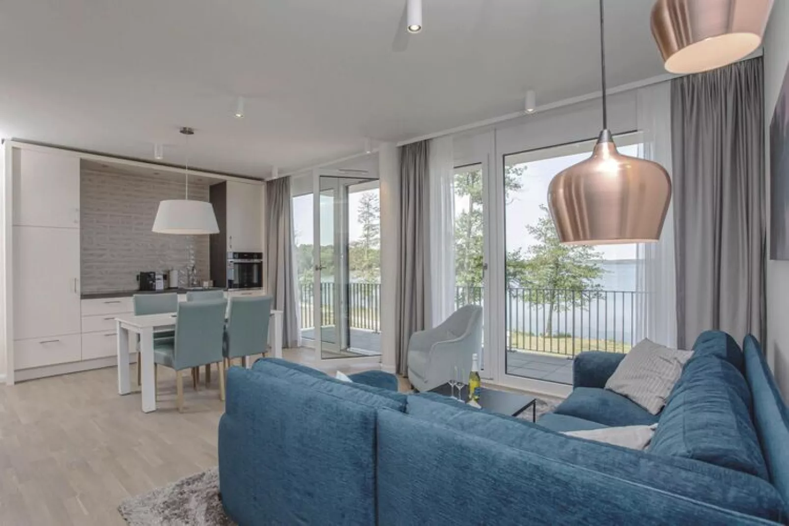 Apartments im MAREMÜRITZ Yachthafen Resort & Spa / Fortuna Suite Müritzblick 3 Personen-Salon