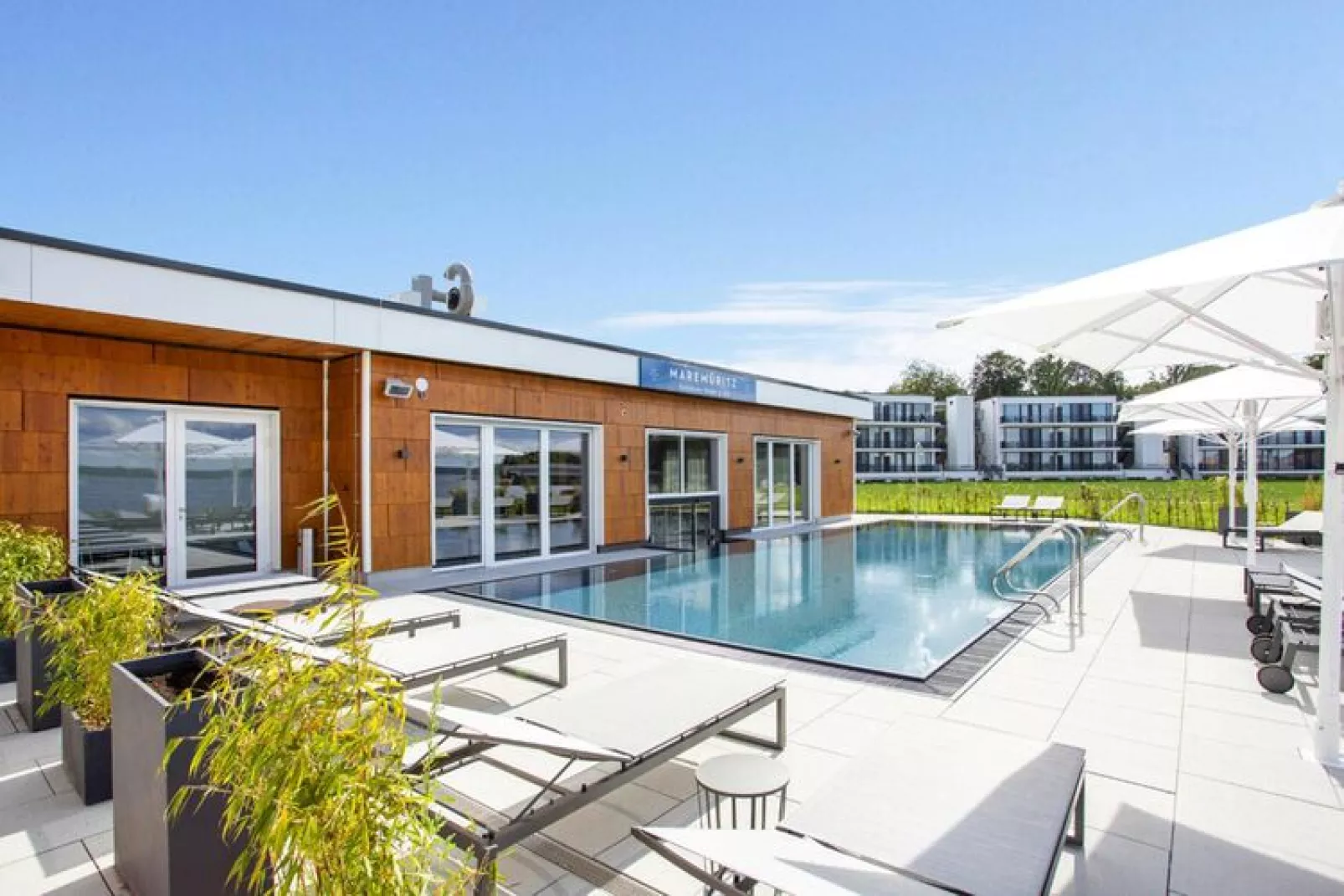 Apartments im MAREMÜRITZ Yachthafen Resort & Spa / Fortuna Suite Müritzblick 2 Personen und 1 Kind 3 - 15 Jahre-Pool