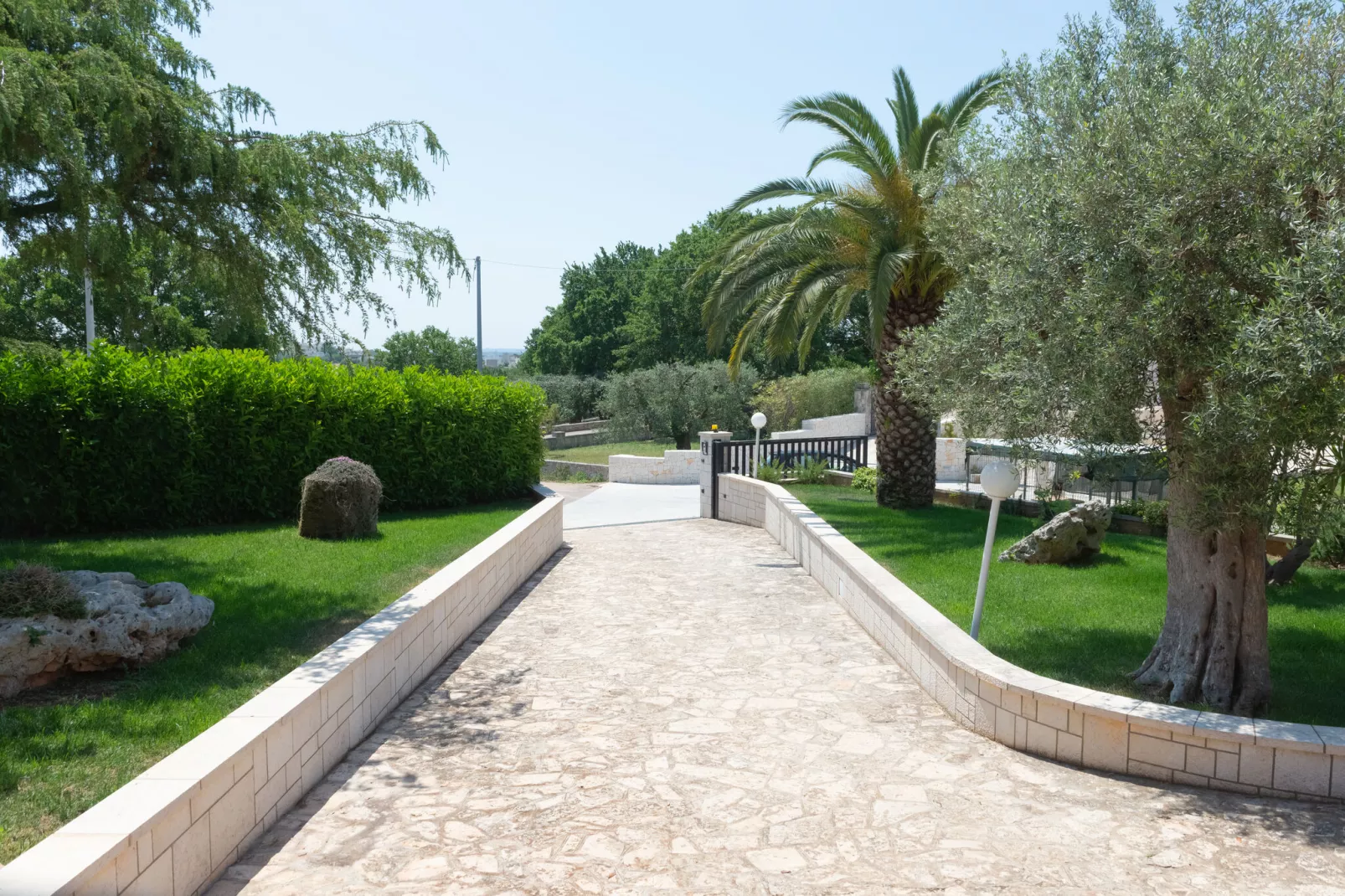 Tenuta Masiedd 2 Cisternino-Gardens summer