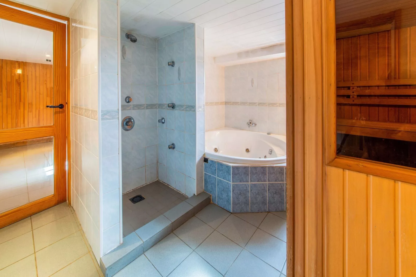 A Tchappe Mele-Bathroom