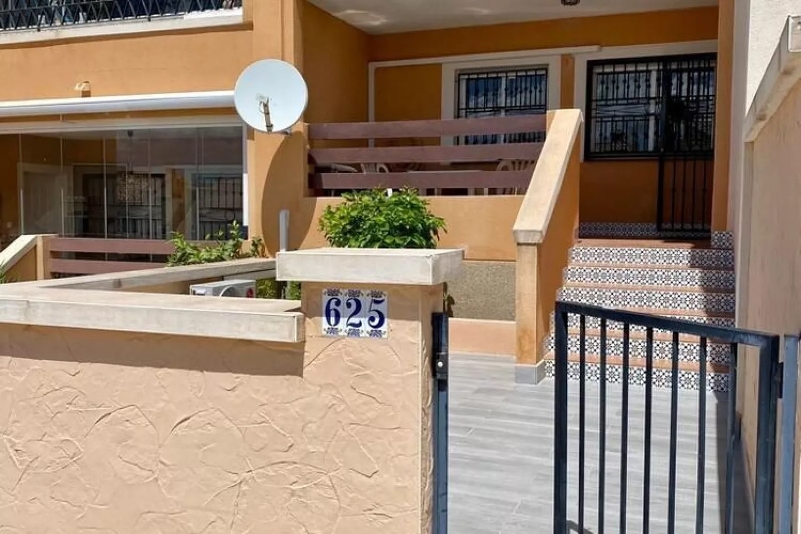 Bungalow-Exterior summer