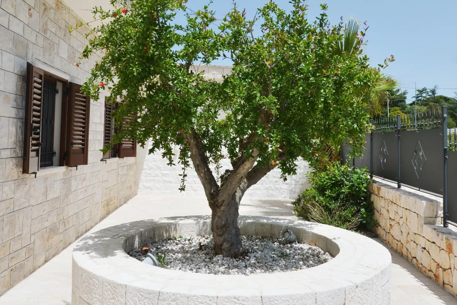 Luxury Vale Villa Locorotondo-Gardens summer