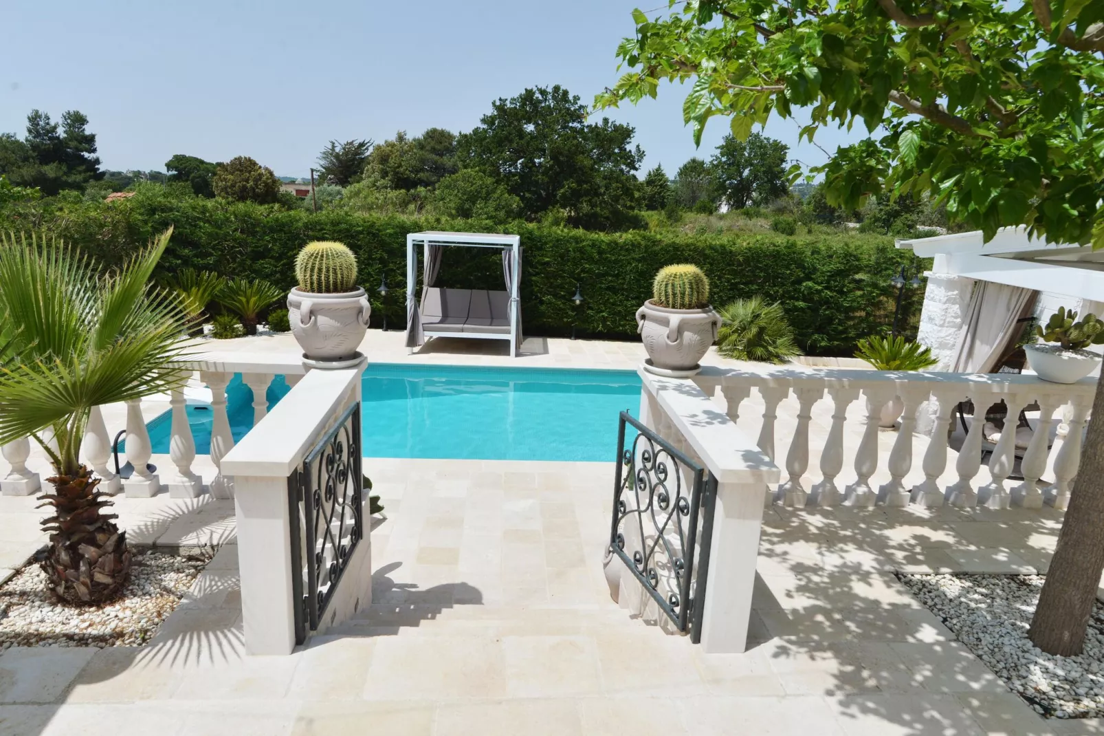 Luxury Vale Villa Locorotondo-Gardens summer