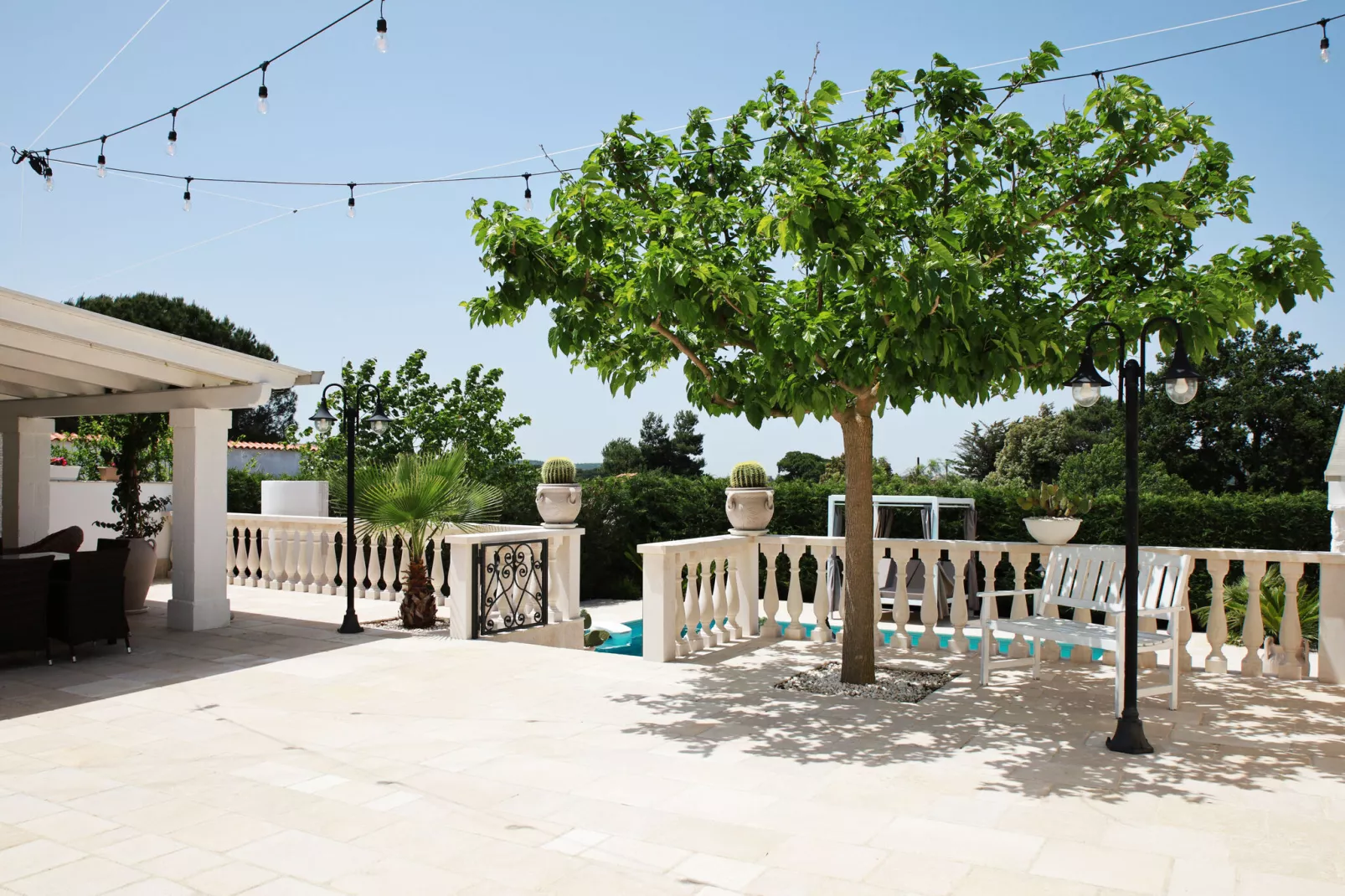 Luxury Vale Villa Locorotondo-Gardens summer