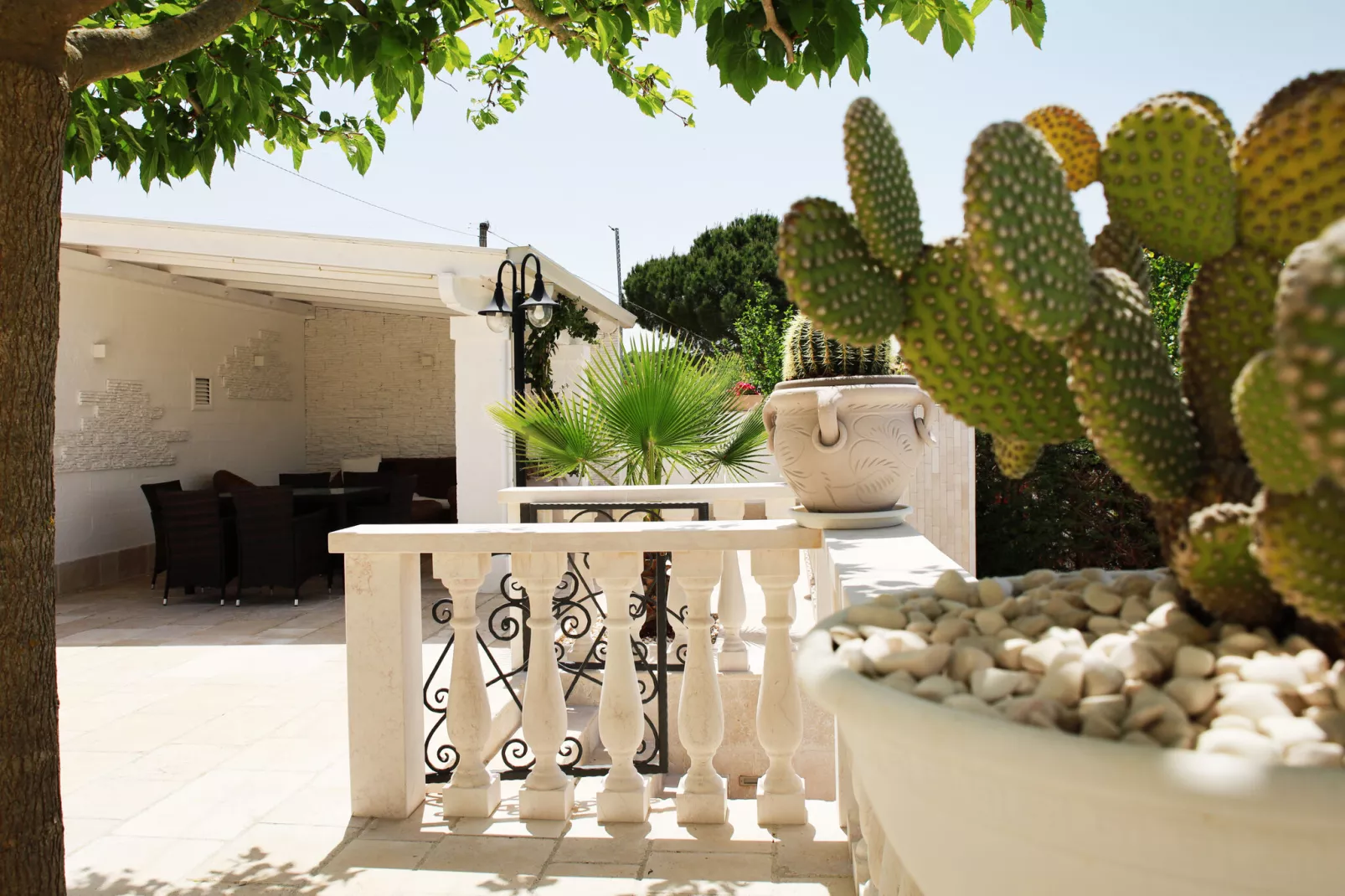 Luxury Vale Villa Locorotondo-Gardens summer