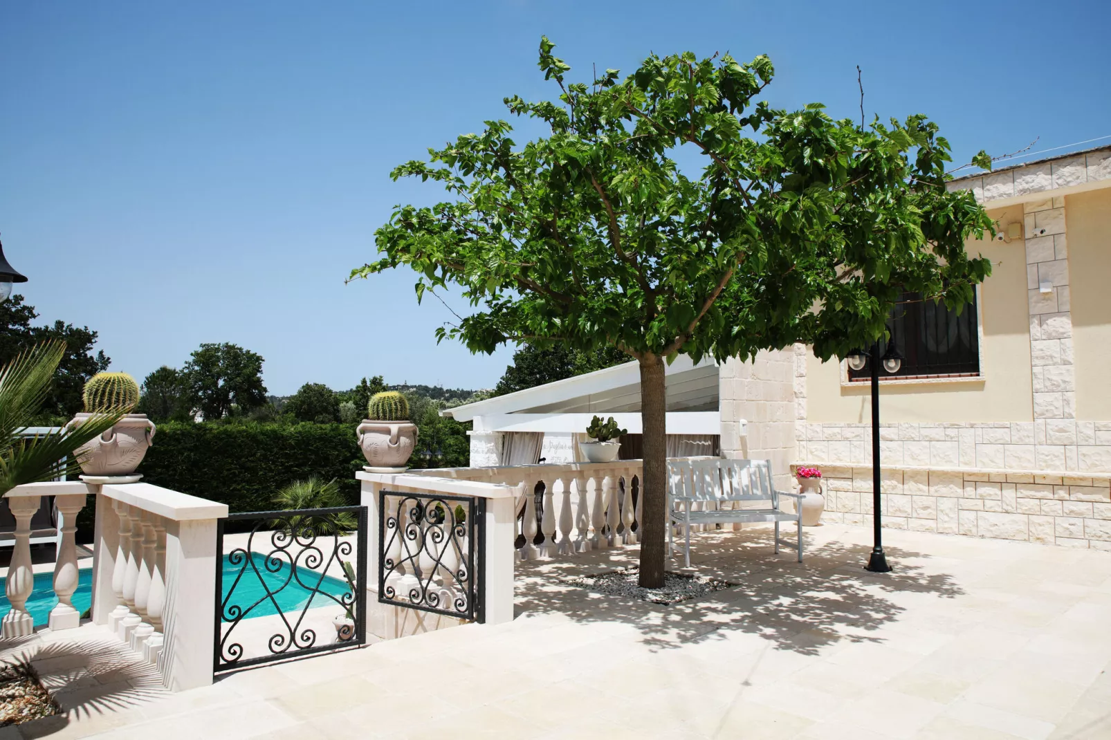 Luxury Vale Villa Locorotondo-Gardens summer