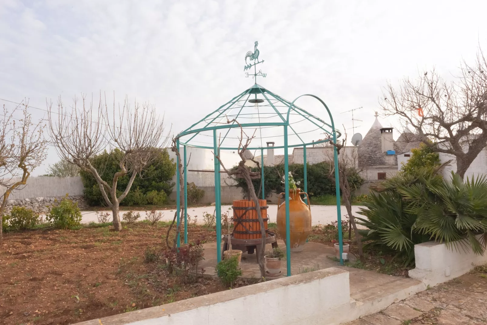 Trulli di Mina - Trullo Girasole Locorotondo-Exterior summer