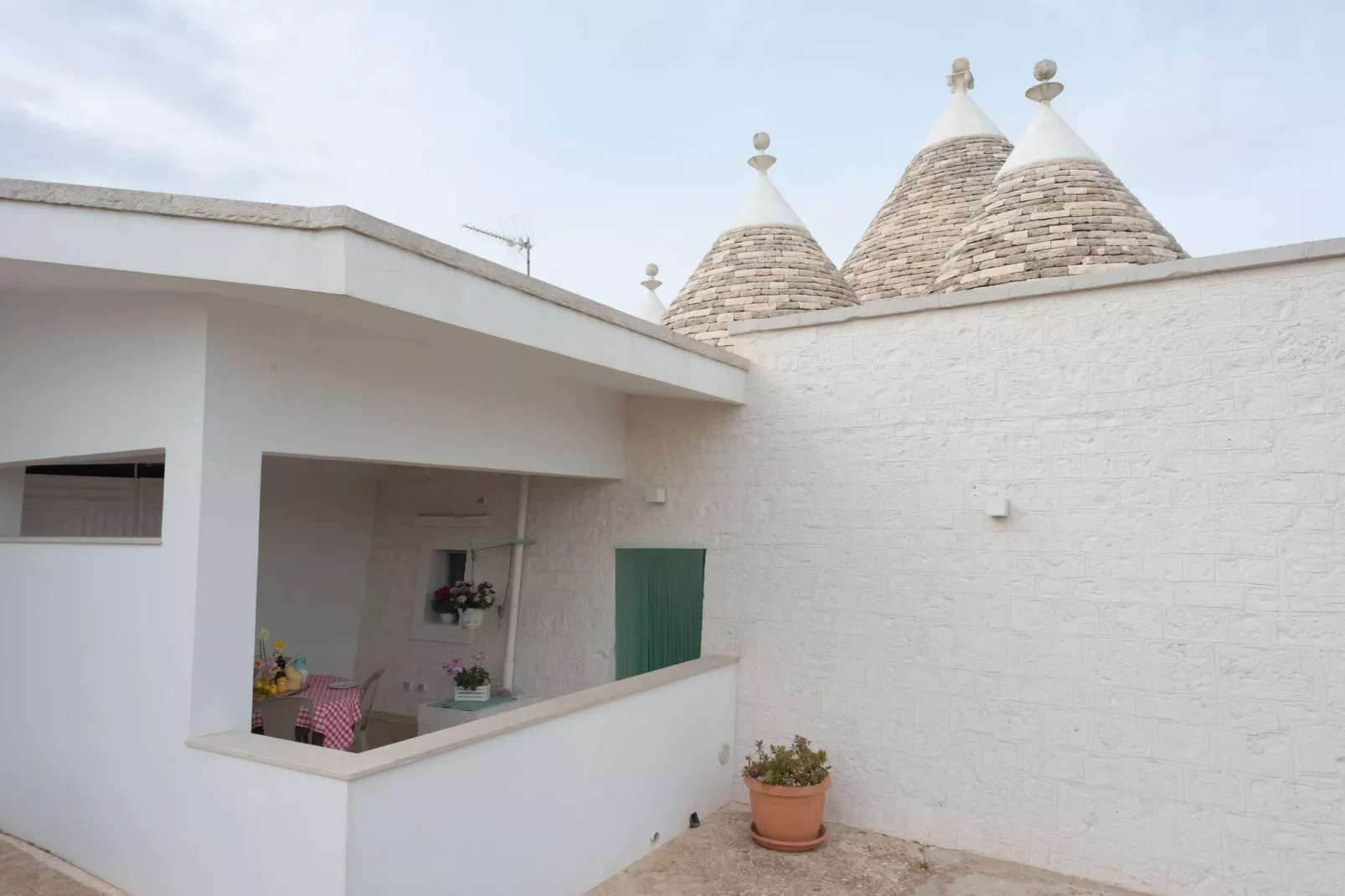 Trulli di Mina - Trullo Girasole Locorotondo-Exterior summer