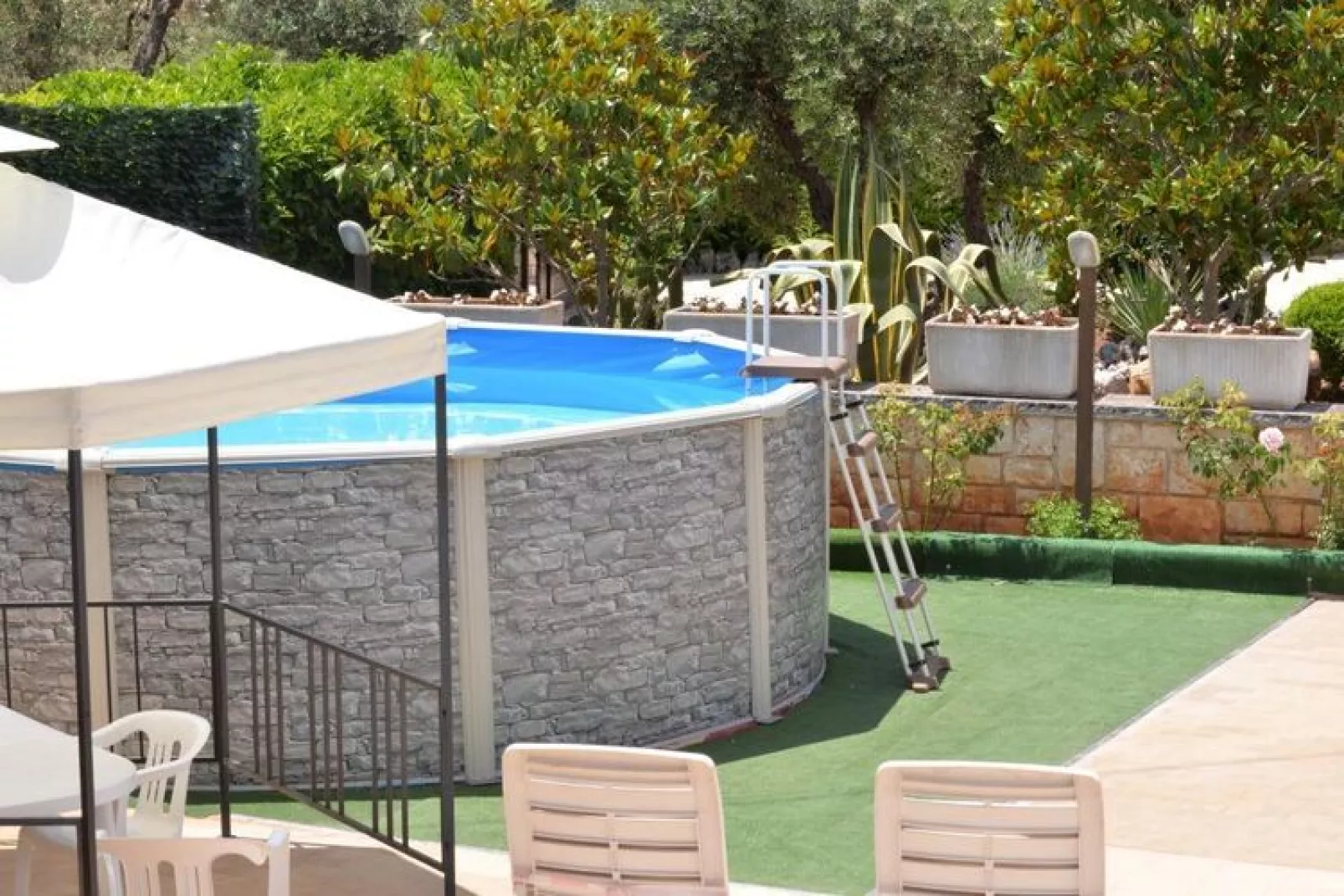 Trullo Cittadino Cisternino-Gardens summer