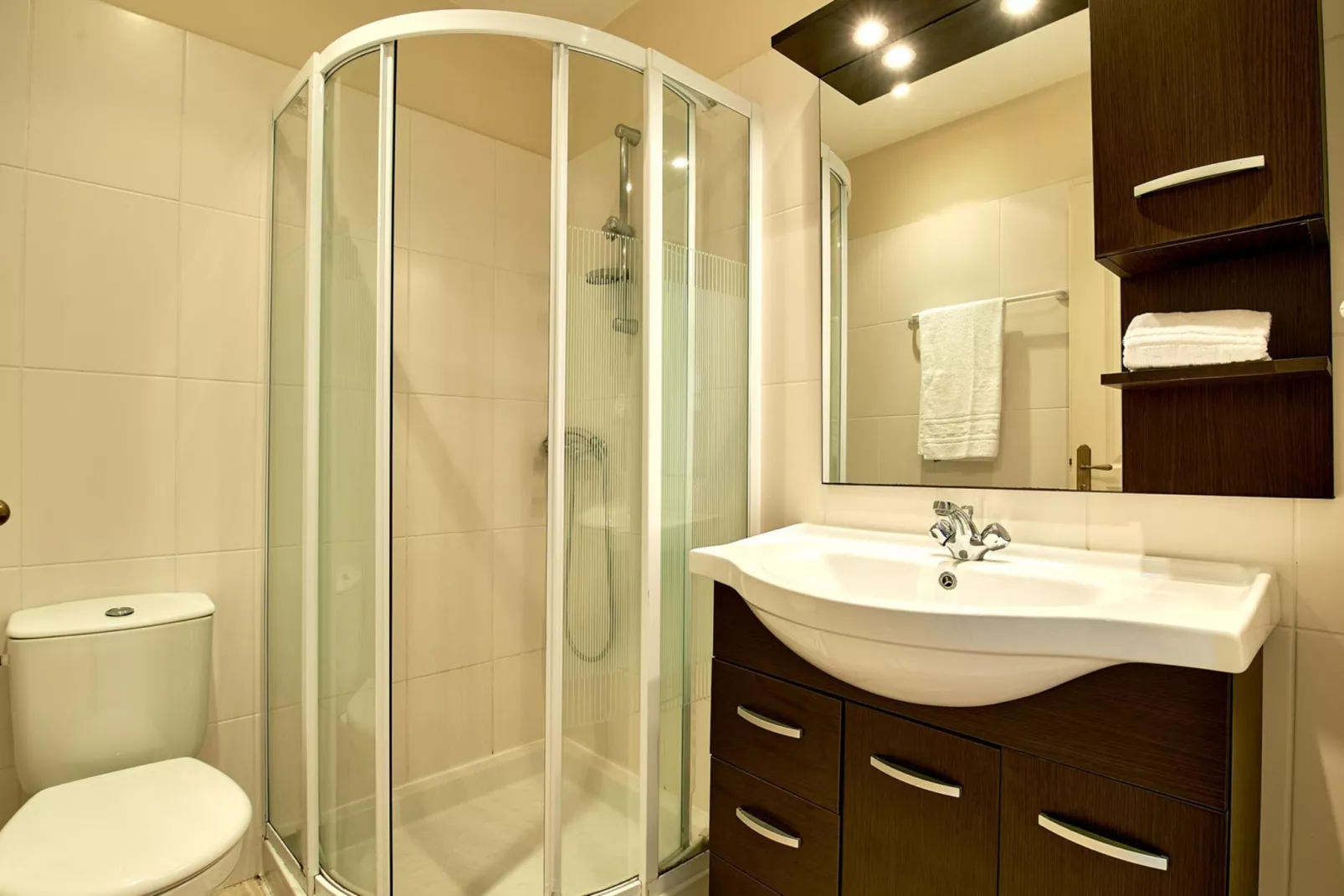 Lisa Maria-Bathroom