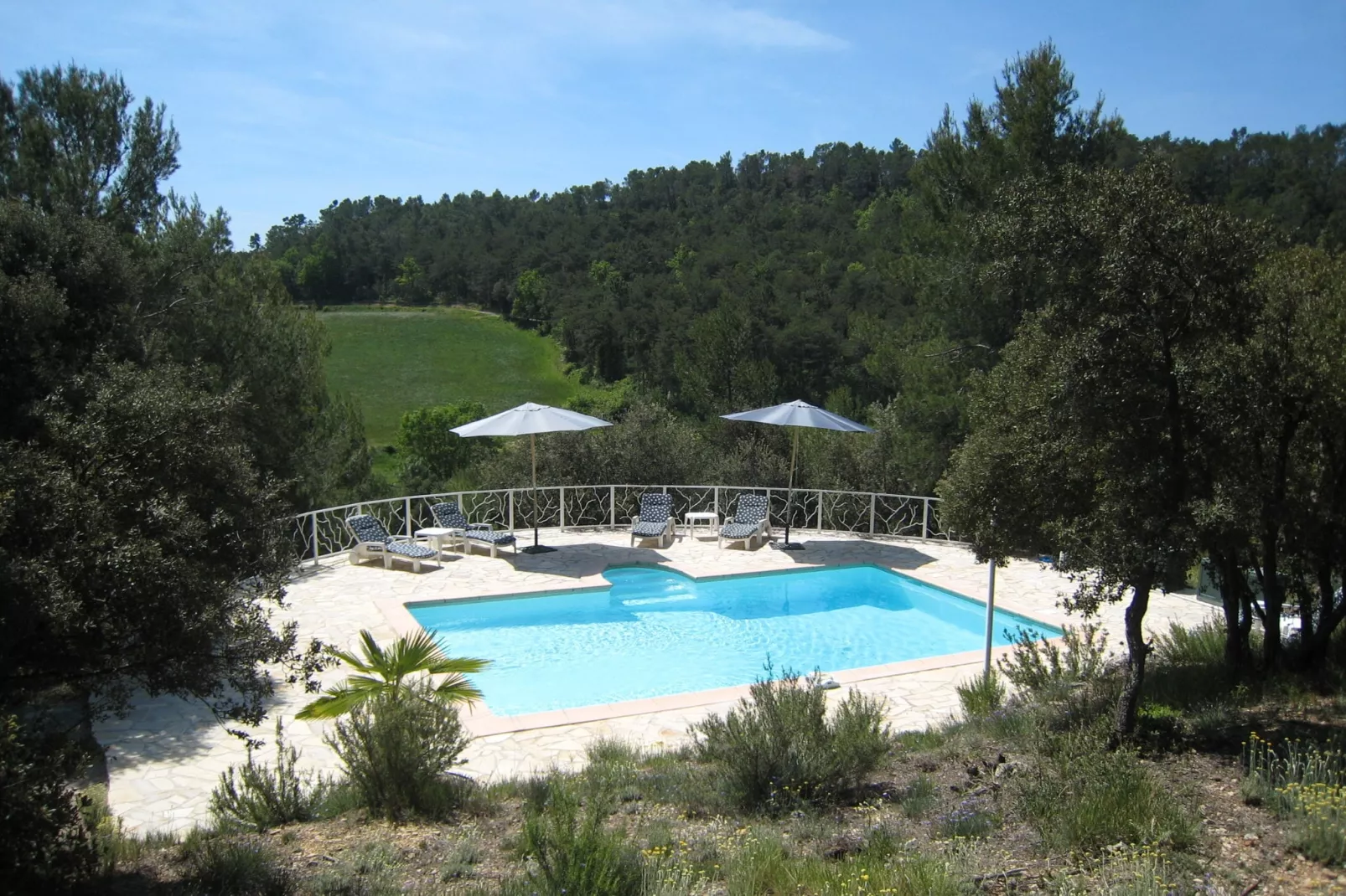 Bergerie Caseneuve-Gardens summer