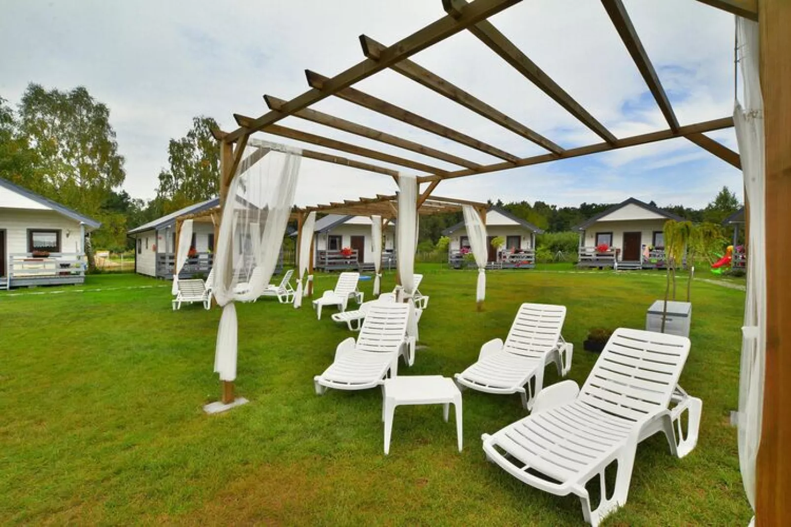 Domki wakacyjne przy basenie Jarosławiec-Terrace