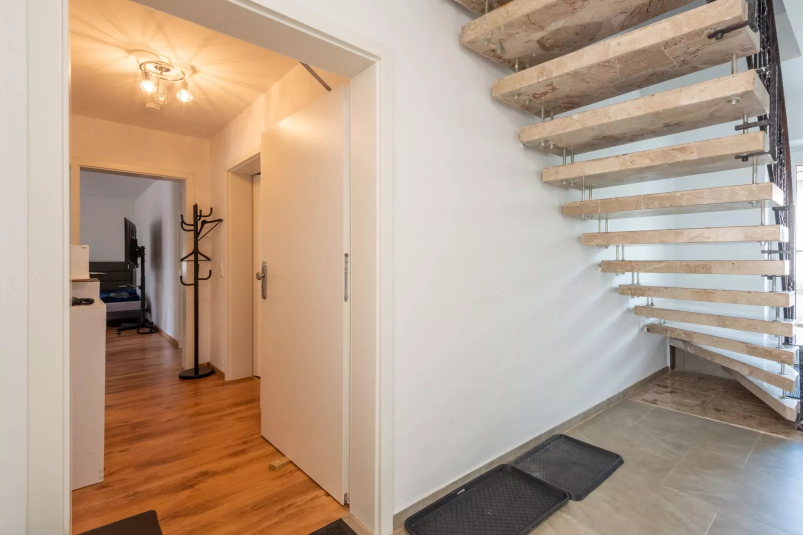 Ferienwohnung Haunsheim - rechts & links-Empfangshalle