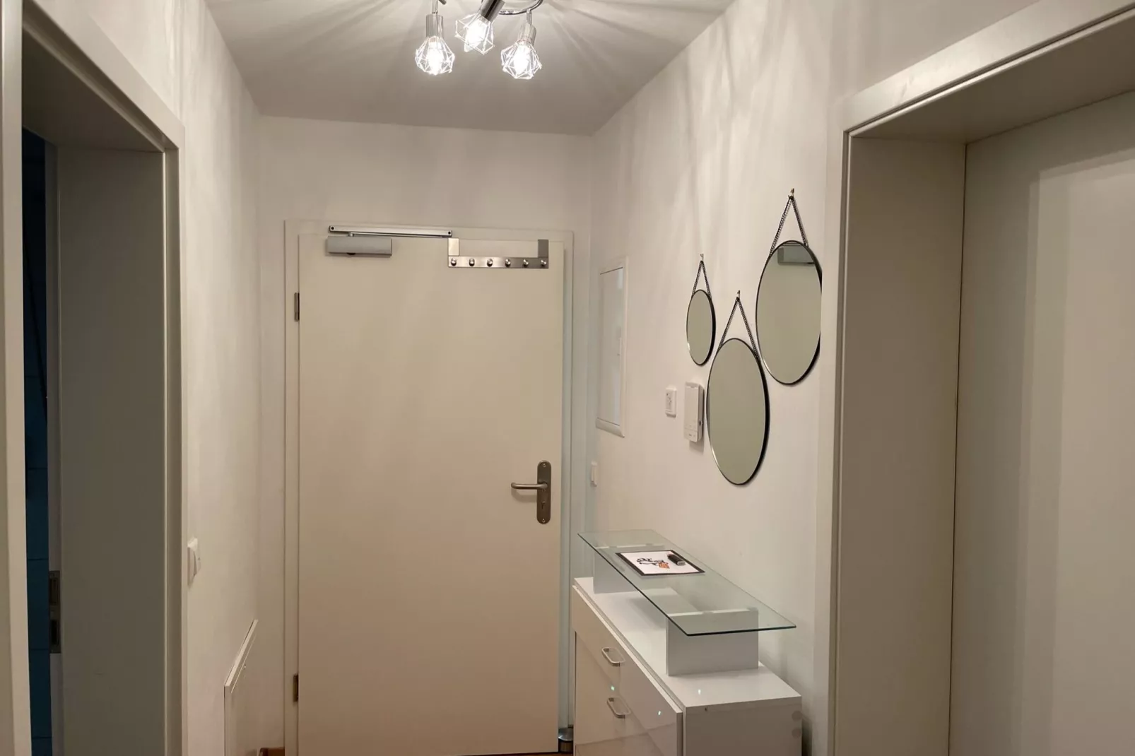 Ferienwohnung Haunsheim - rechts & links-Empfangshalle