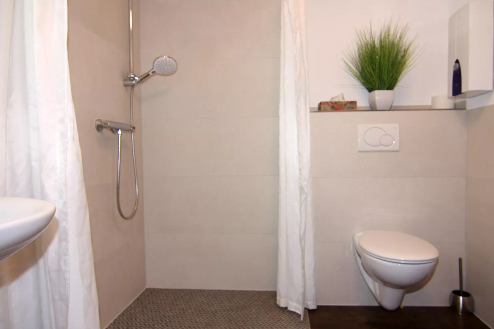 DHH Ostseehaus  I links-Bathroom