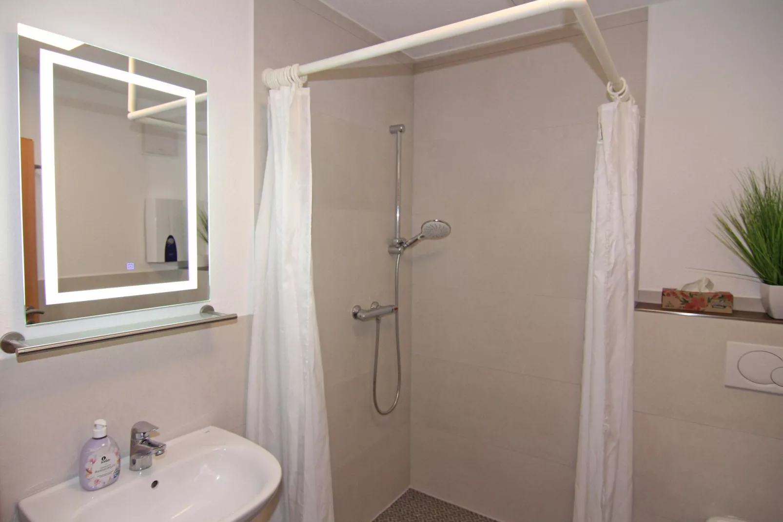 DHH Ostseehaus  I links-Bathroom