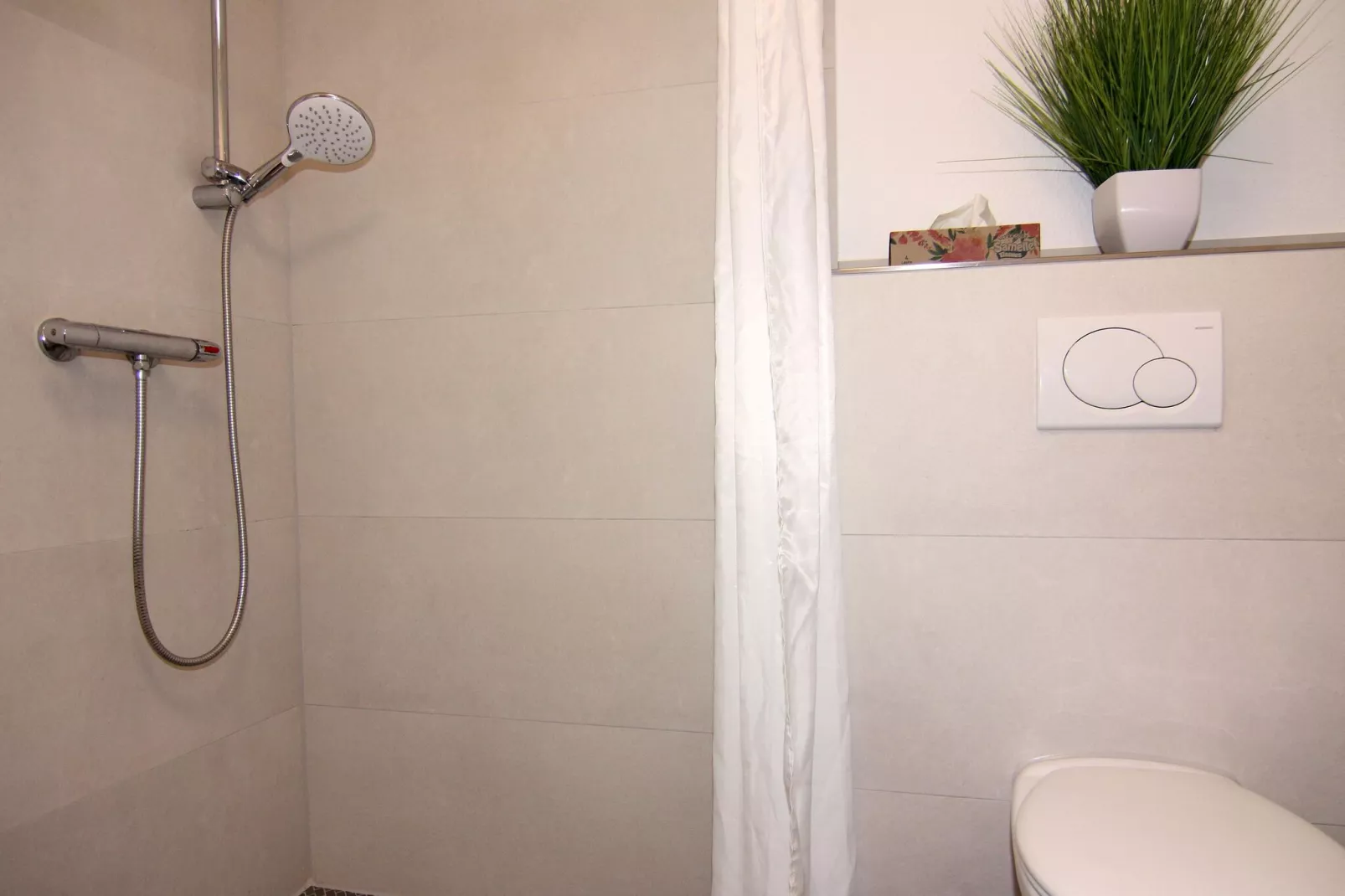 DHH Ostseehaus  I links-Bathroom