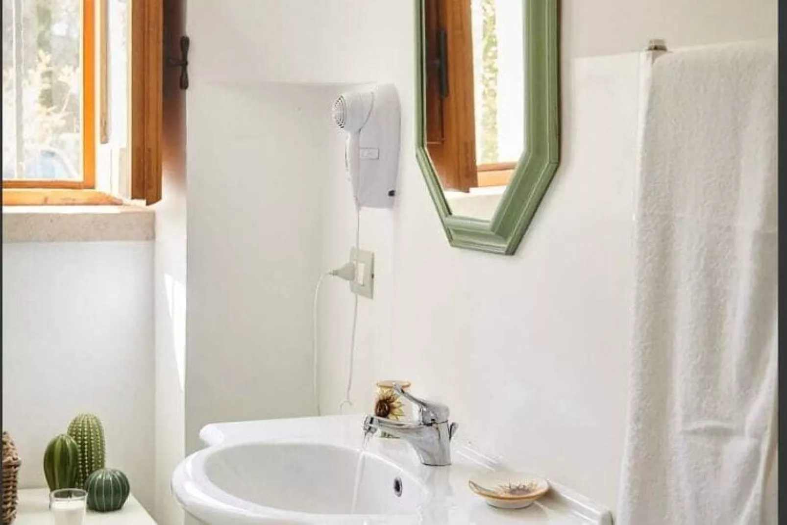 Trulli Azzalema Cisternino-Bathroom