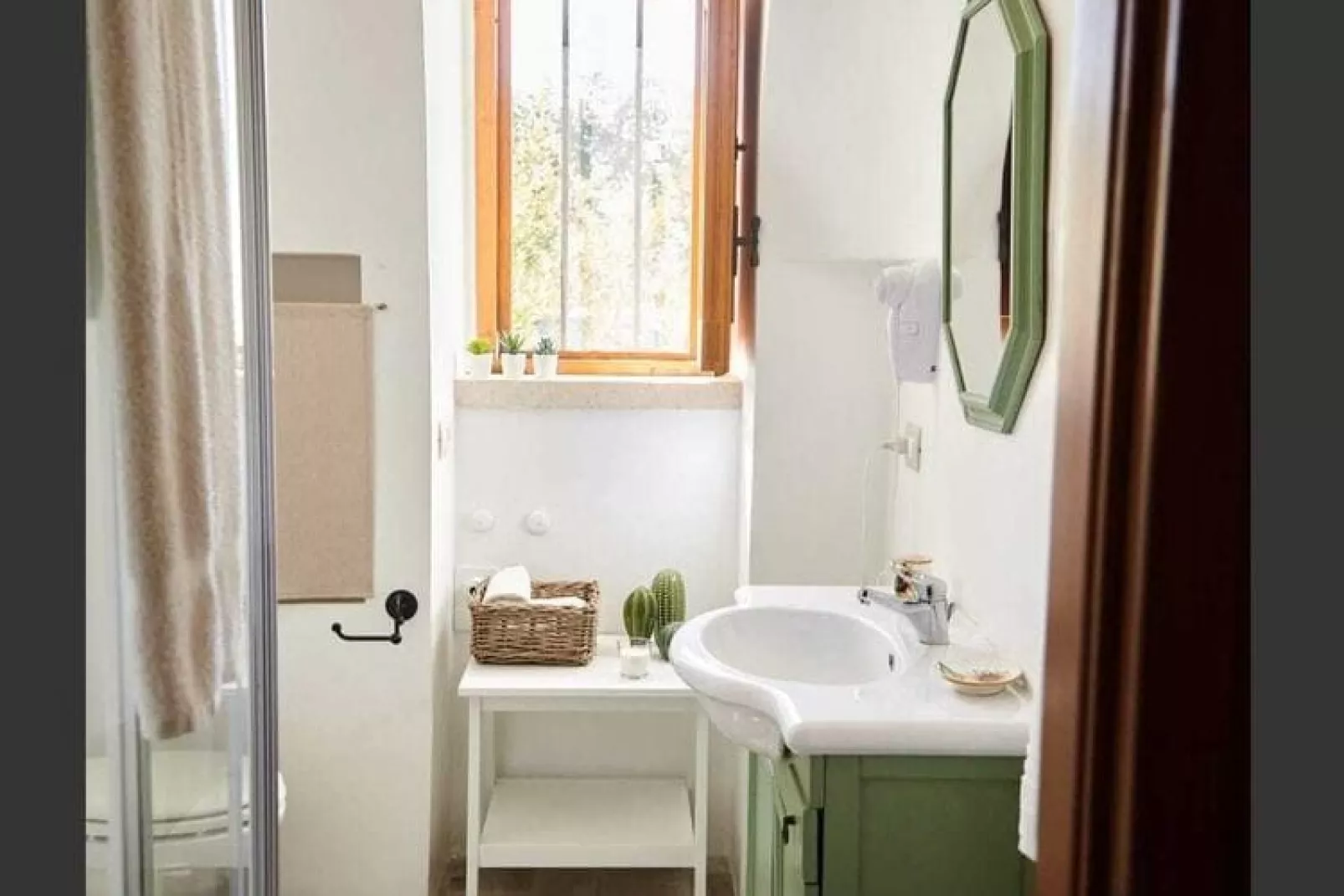 Trulli Azzalema Cisternino-Bathroom