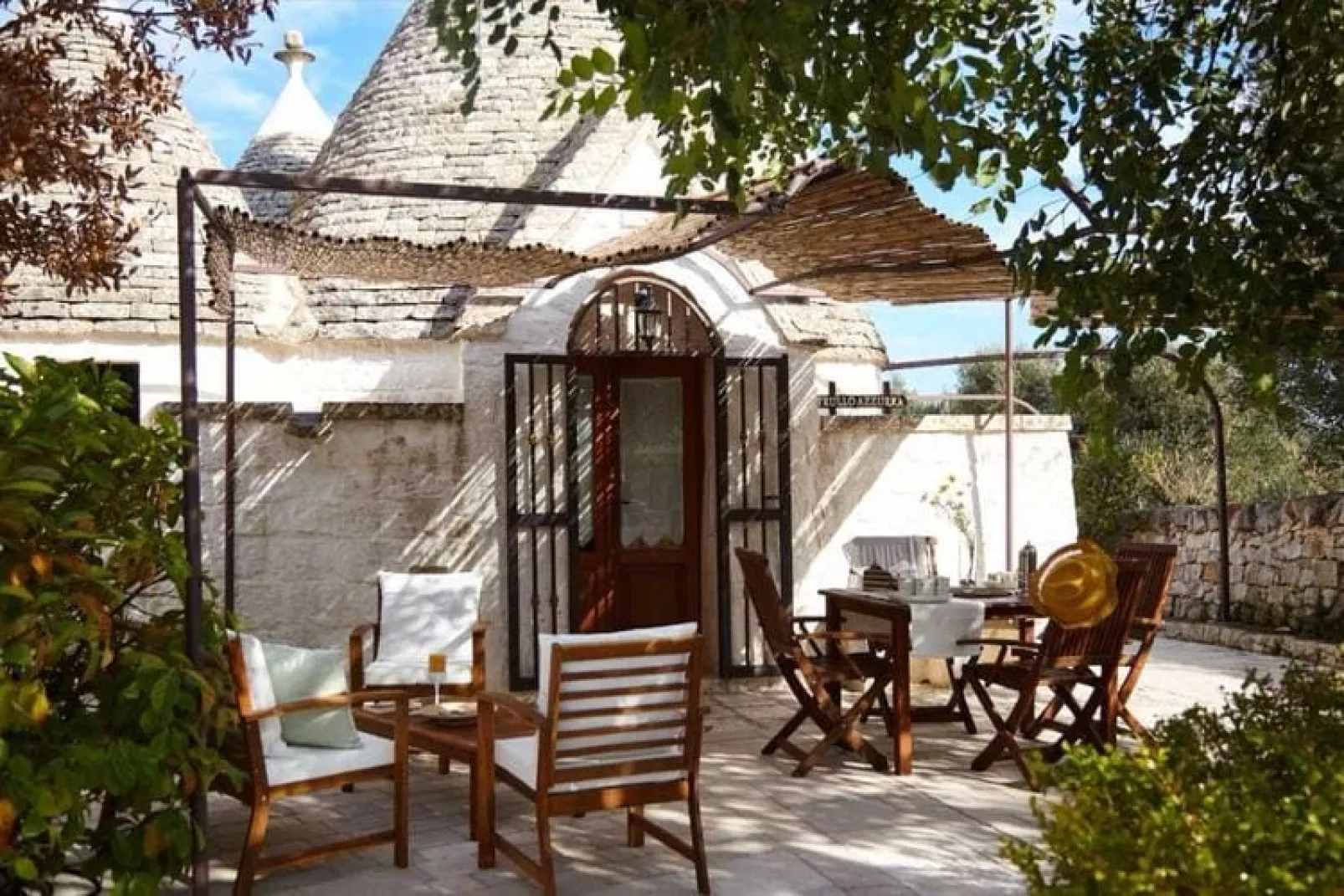 Trulli Azzalema Cisternino-Exterior summer