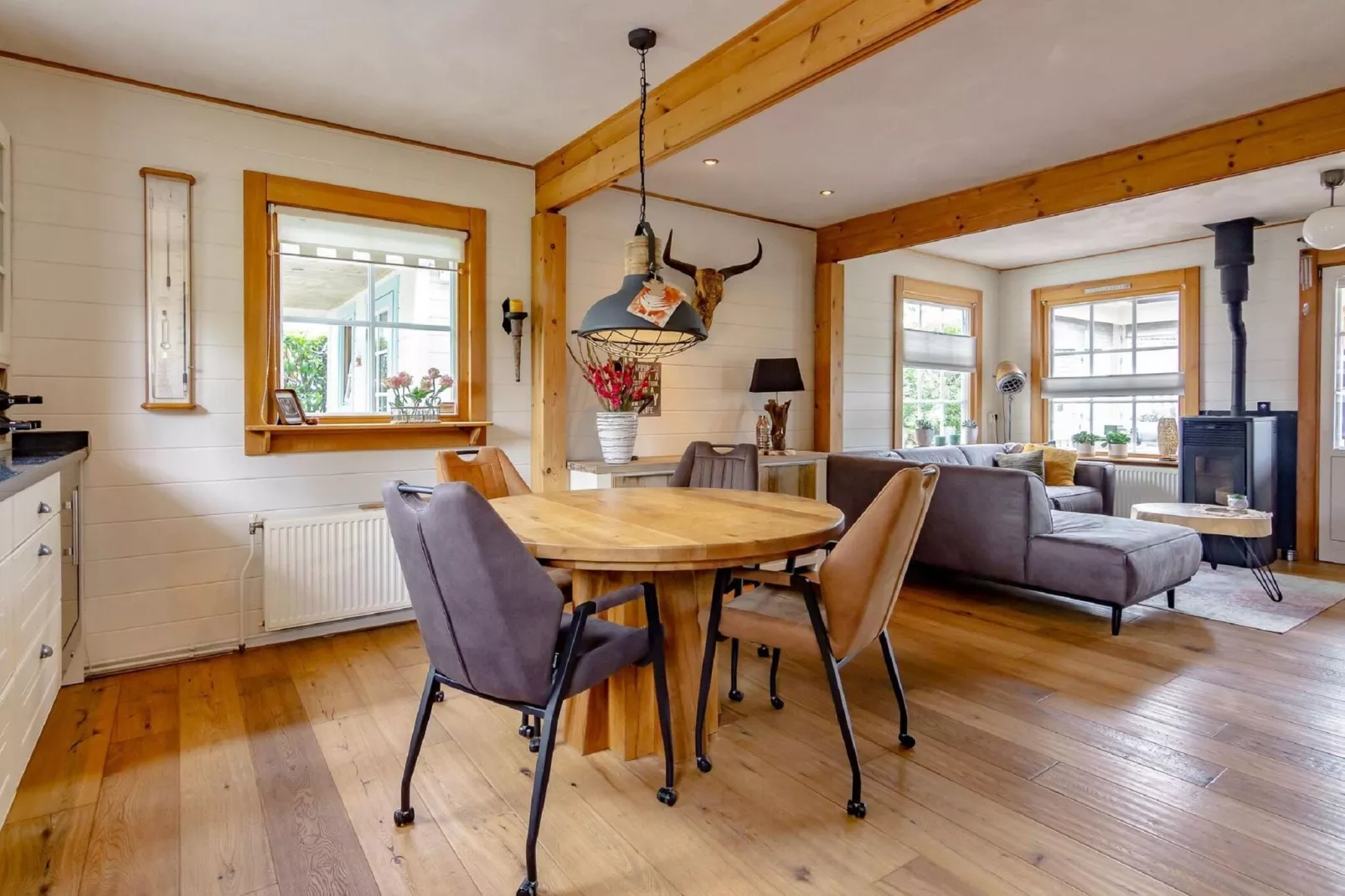 Groepswoning 2-11 personen aan het Zuidlaardermeer in Groningen met sloep optie-Dining room