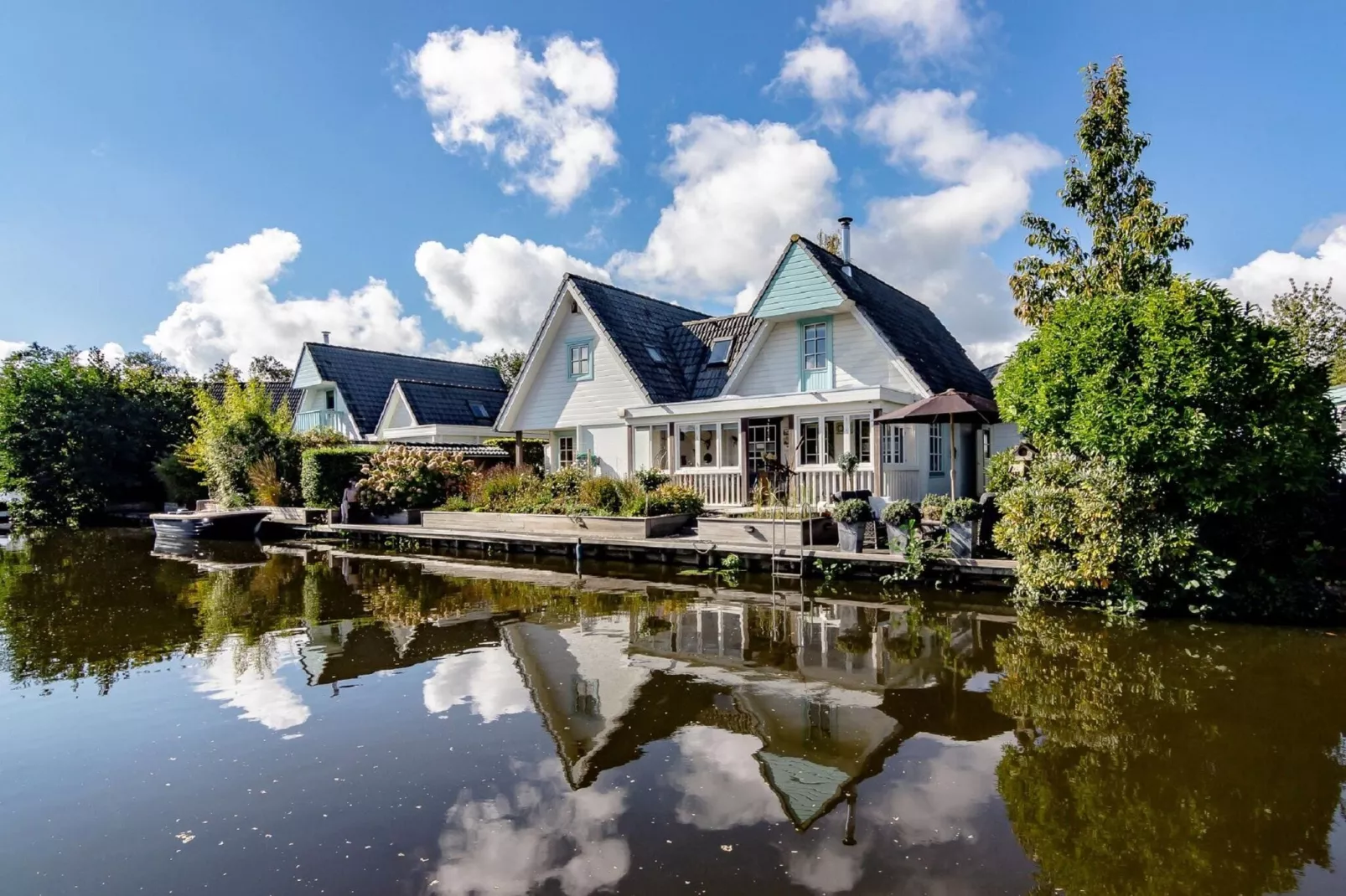 Groepswoning 2-11 personen aan het Zuidlaardermeer in Groningen met sloep optie-Exterior summer