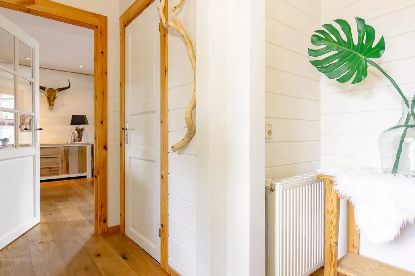 Groepswoning 2-11 personen aan het Zuidlaardermeer in Groningen met sloep optie-Reception hall