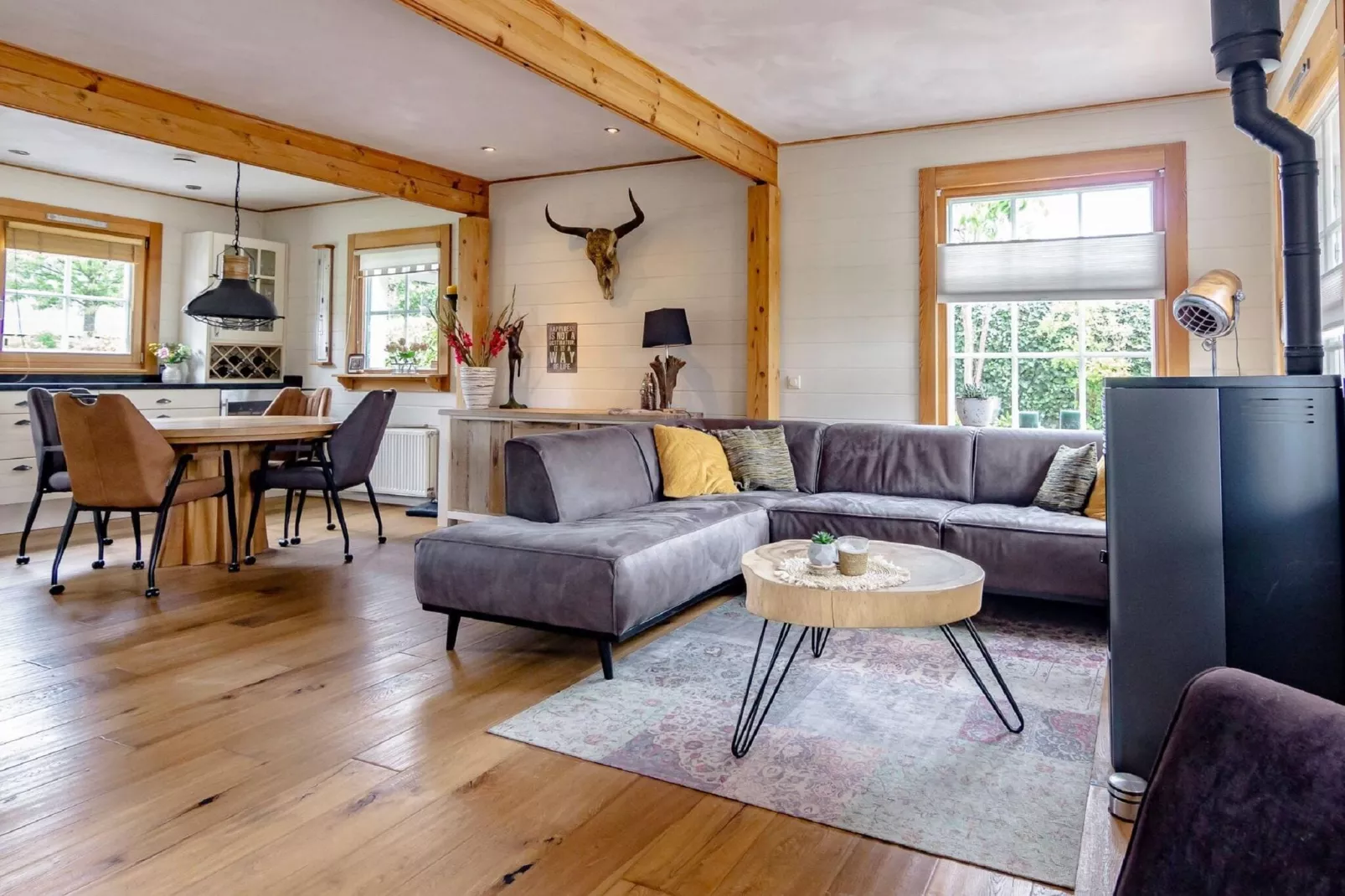 Groepswoning 2-11 personen aan het Zuidlaardermeer in Groningen met sloep optie-Living room