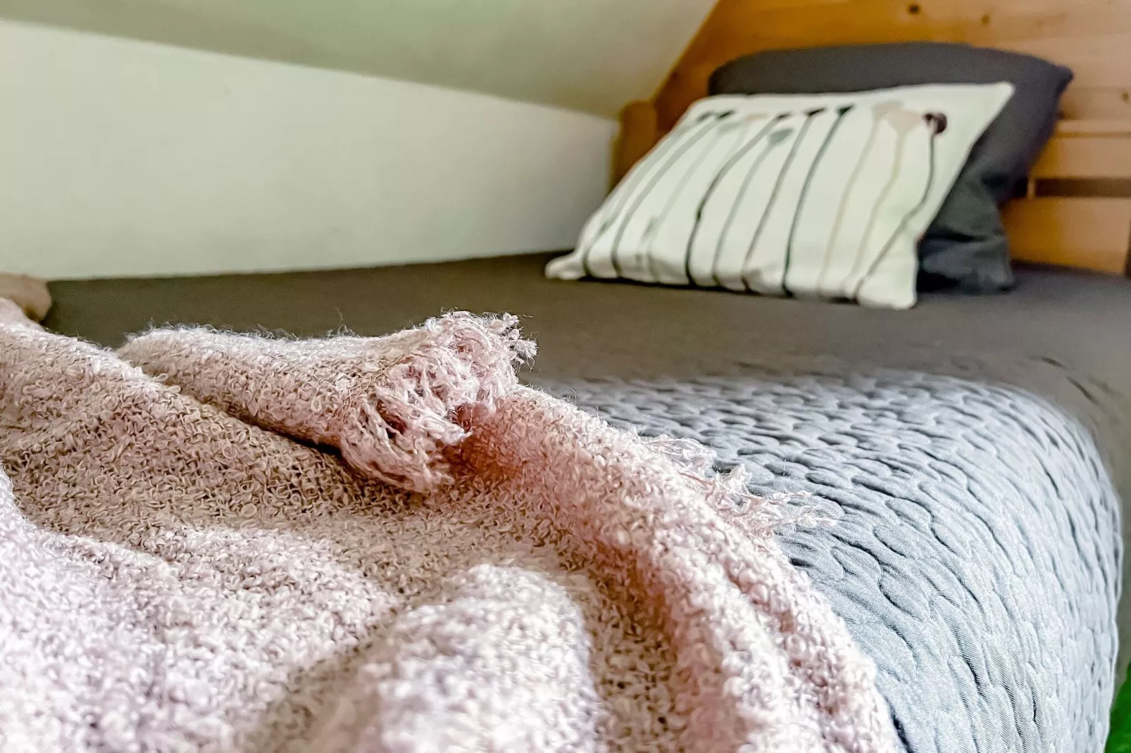 Groepswoning 2-11 personen aan het Zuidlaardermeer in Groningen met sloep optie-Bedroom