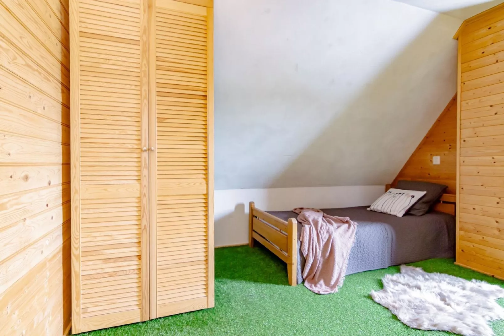 Groepswoning 2-11 personen aan het Zuidlaardermeer in Groningen met sloep optie-Bedroom