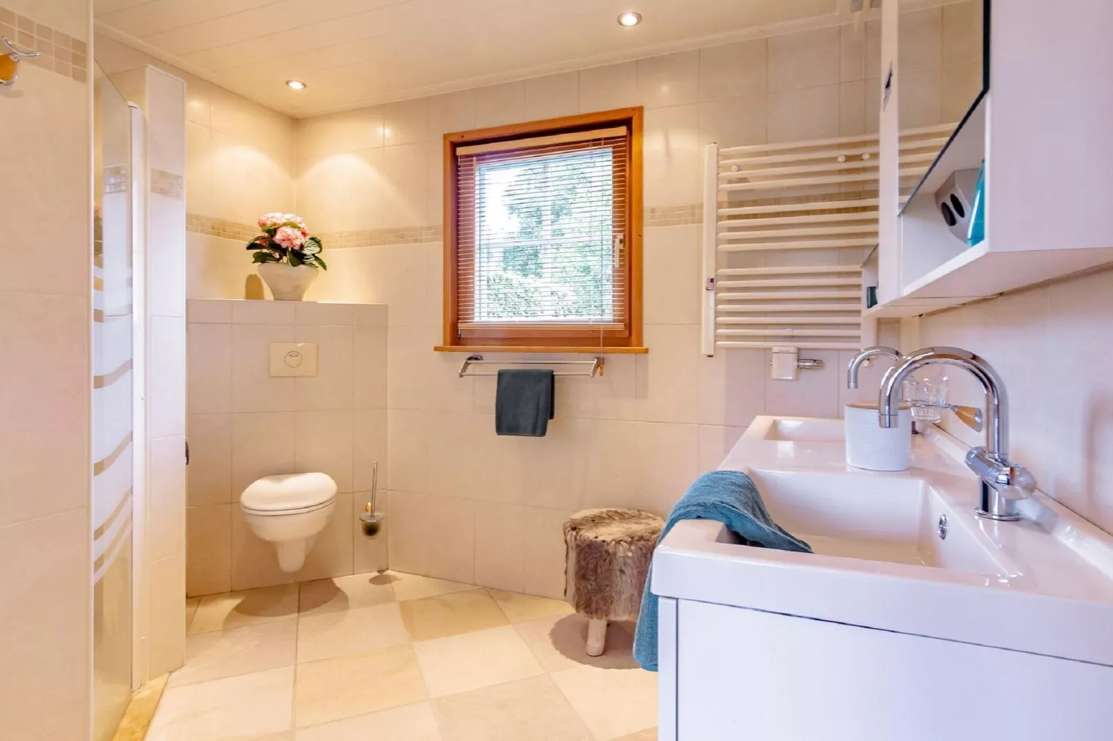 Groepswoning 2-11 personen aan het Zuidlaardermeer in Groningen met sloep optie-Bathroom