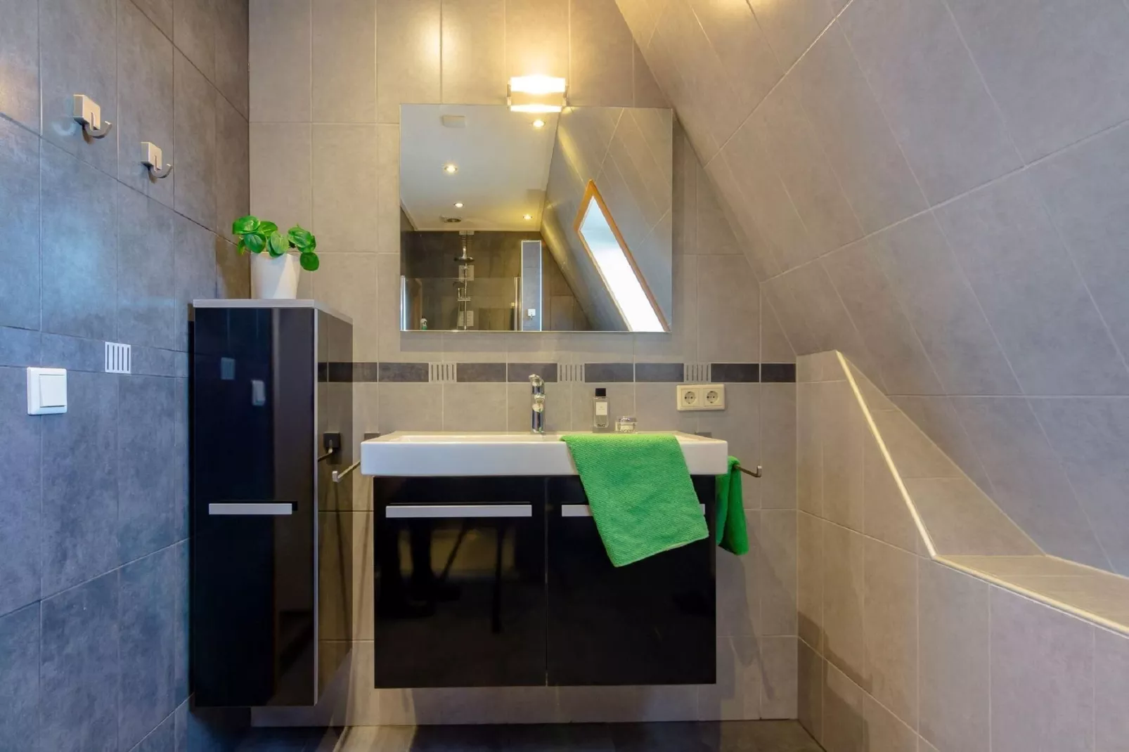 Groepswoning 2-11 personen aan het Zuidlaardermeer in Groningen met sloep optie-Bathroom