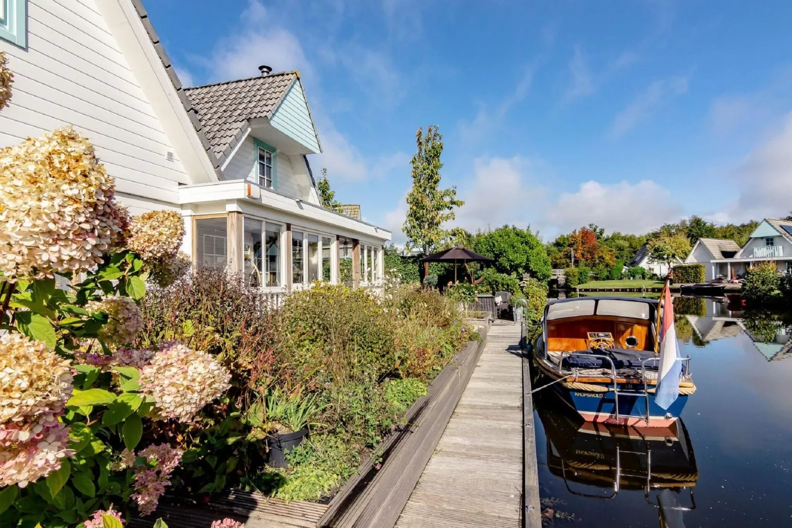 Groepswoning 2-11 personen aan het Zuidlaardermeer in Groningen met sloep optie-Gardens summer