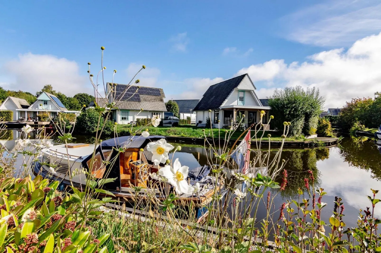 Groepswoning 2-11 personen aan het Zuidlaardermeer in Groningen met sloep optie-View summer