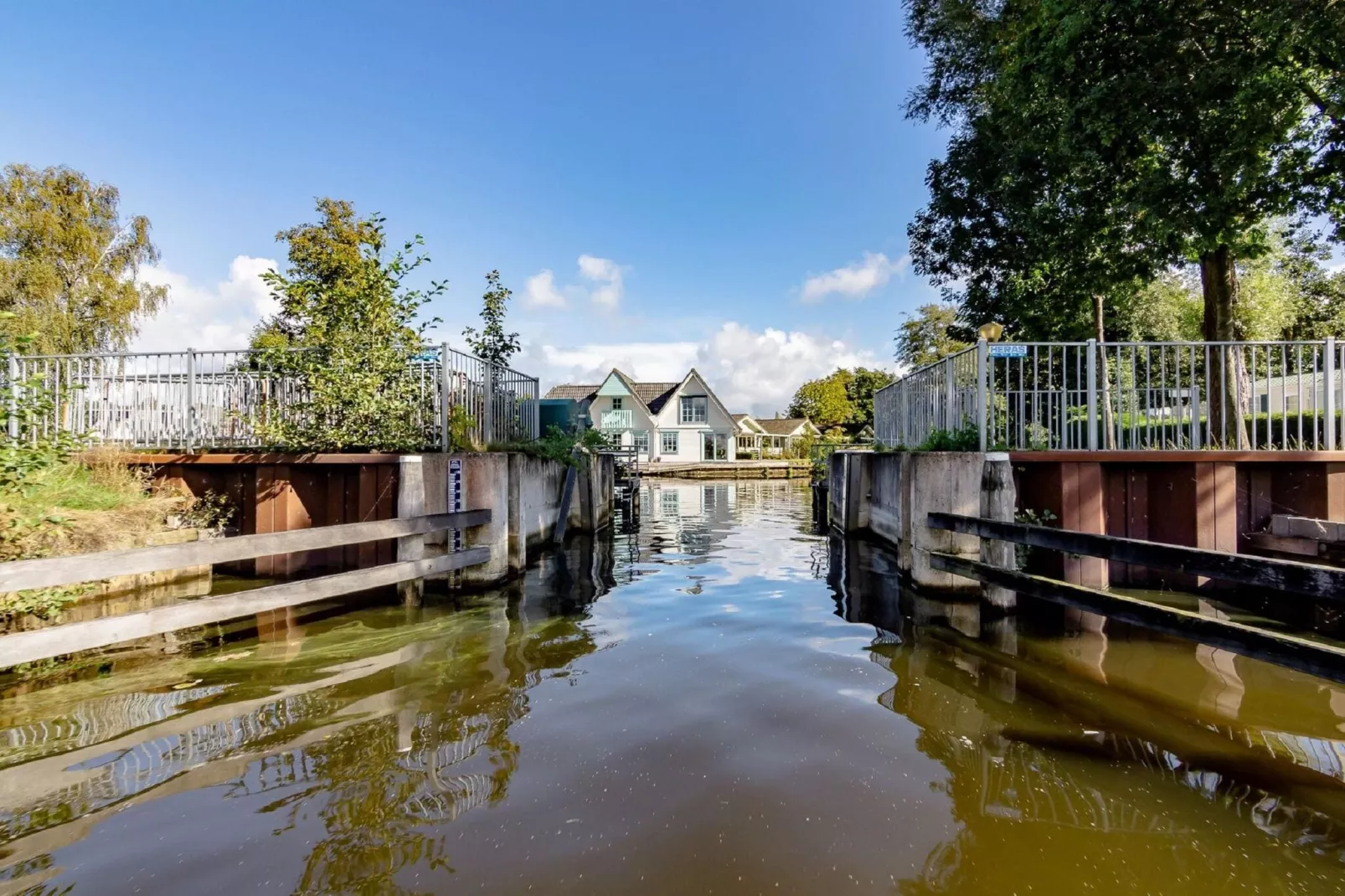 Groepswoning 2-11 personen aan het Zuidlaardermeer in Groningen met sloep optie-Areas summer 1km