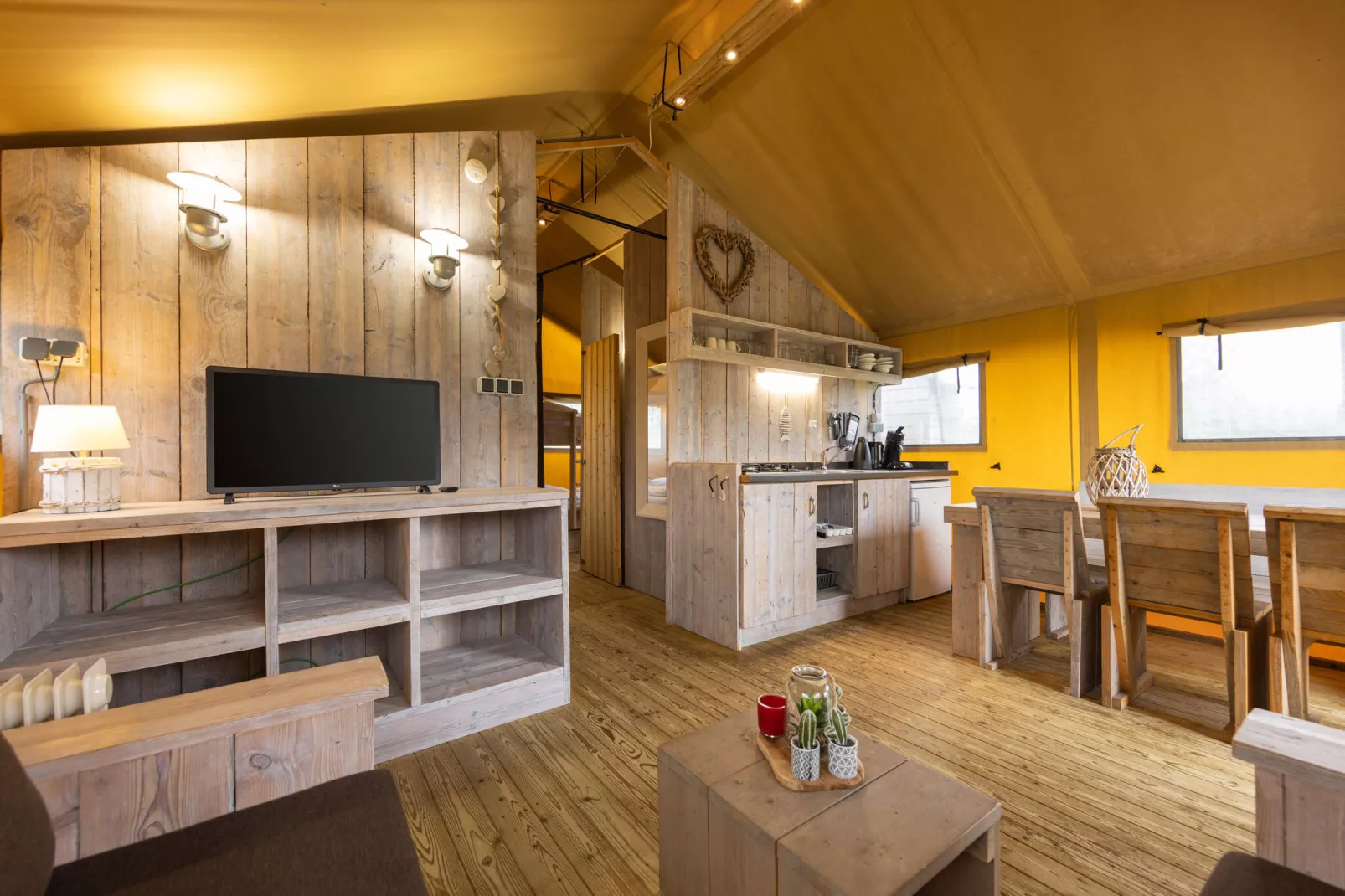 Glamping Resort Lauwersmeer 2-Living room