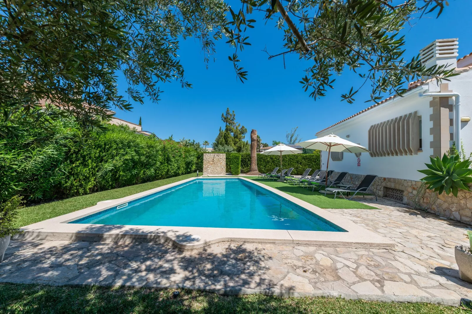 Can Llorens-Pool