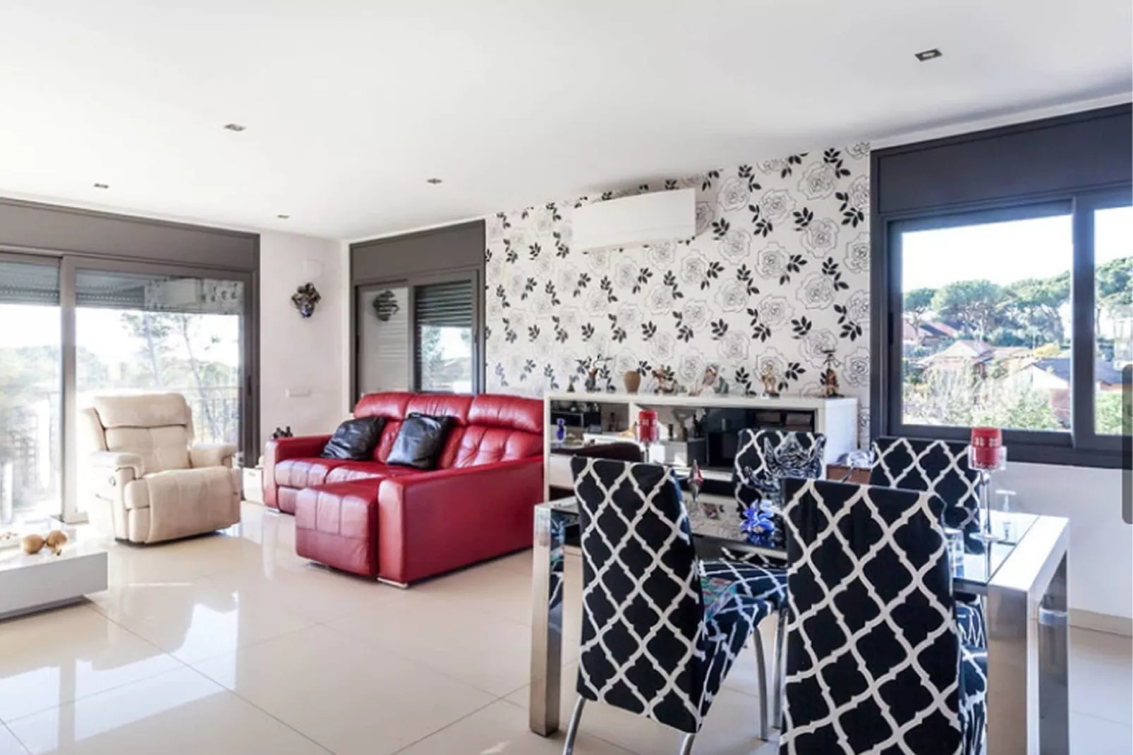 Preciosa casa con jardin-Living room
