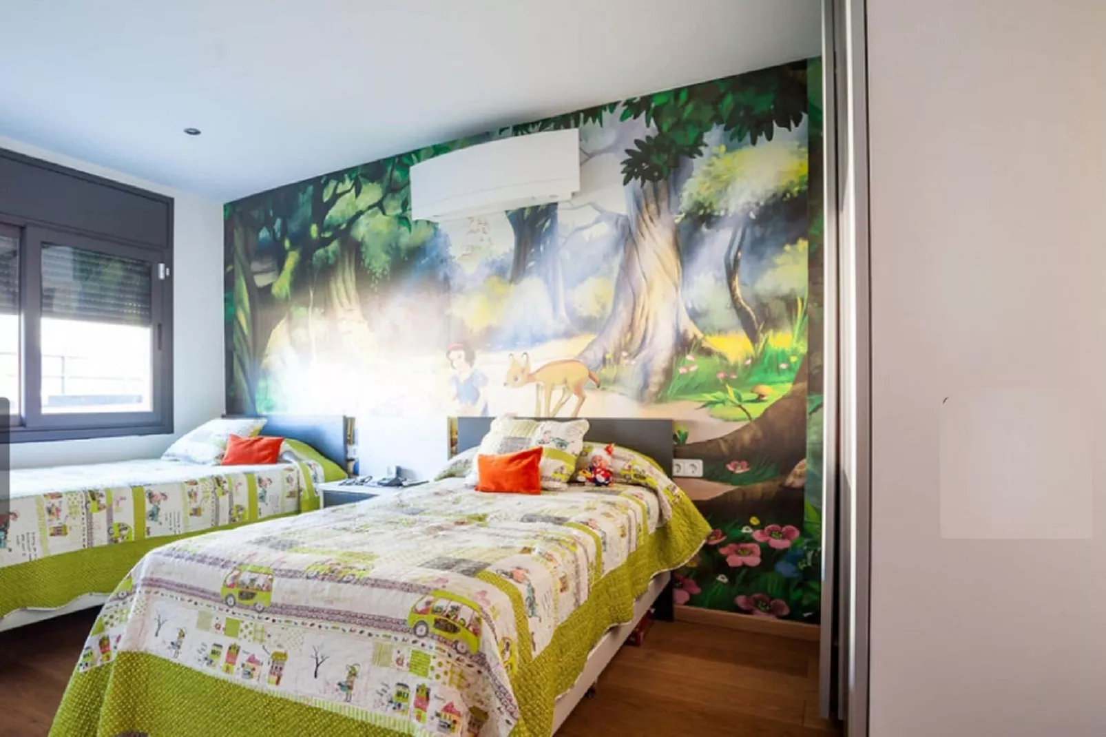 Preciosa casa con jardin-Bedroom