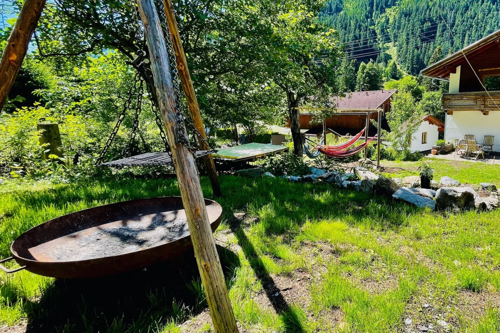 Backyard Mountain Hostel-Gardens summer